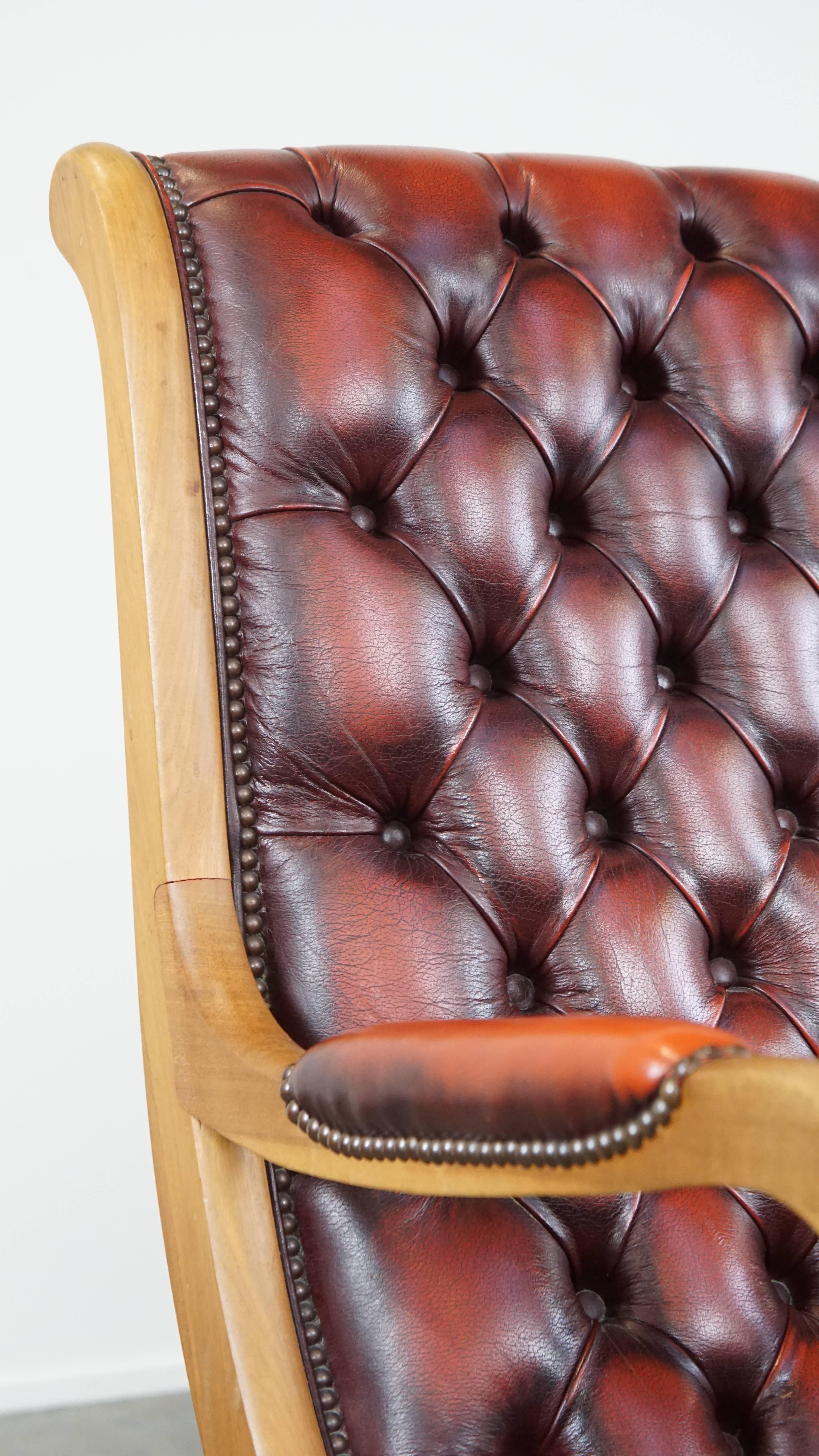 Luxurious and classic red flame-grained English leather chesterfield armchair For Sale 2