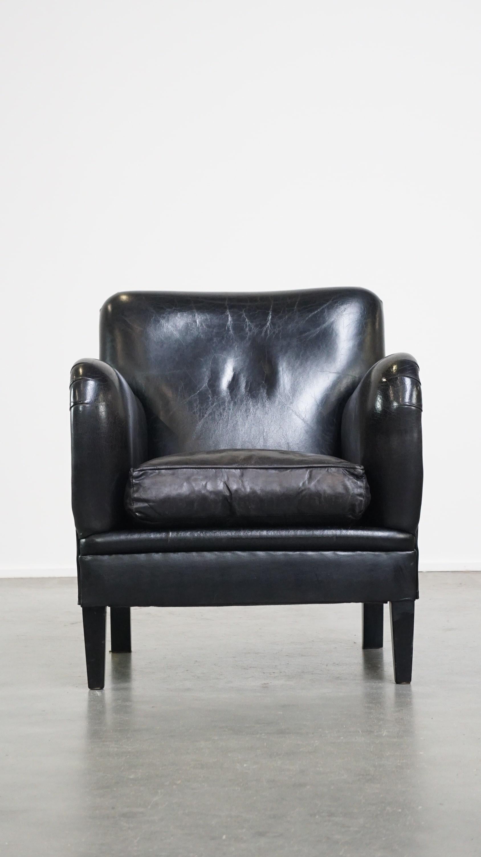 Angeboten wird dieser luxuriöse und bequeme Schafsfell-Sessel in einer einzigartigen, stattlichen schwarzen Farbe.

Dieser tolle Sessel ist mit seiner stattlichen schwarzen Farbe ein echter Hingucker! Er lässt sich problemlos in fast jedem Interieur