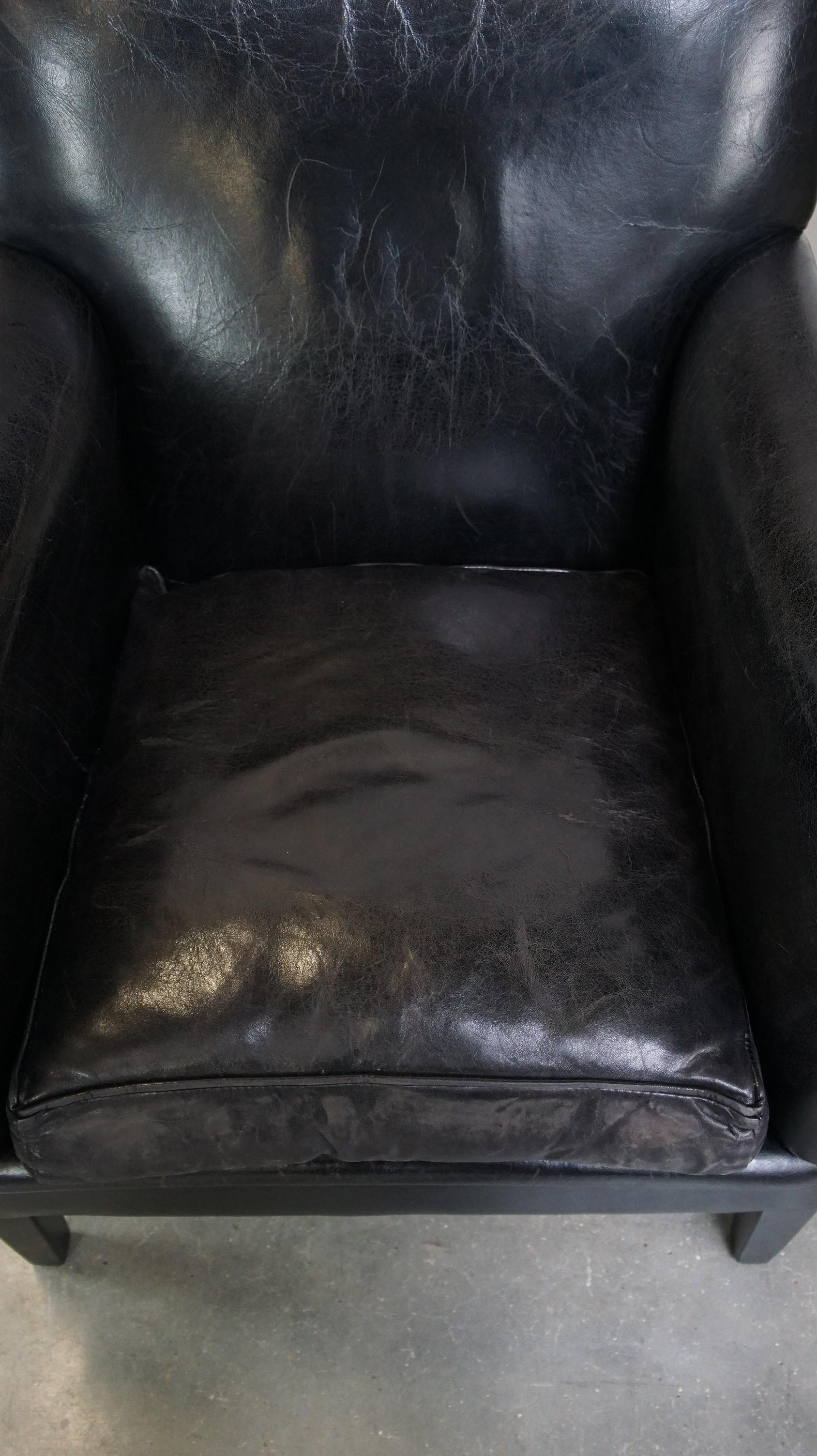 Luxuriöser und bequemer Schafsfellsessel in einer einzigartigen, stattlichen schwarzen Farbe (20. Jahrhundert) im Angebot