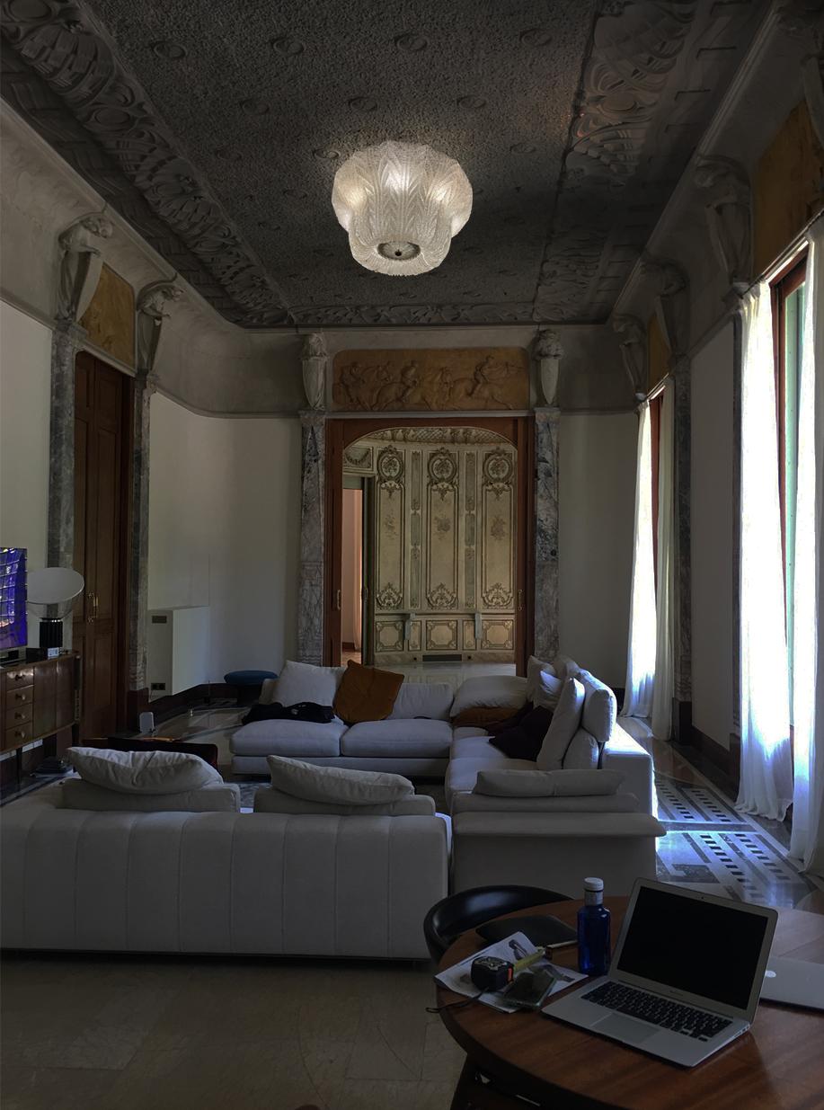 An extremely delicate and elegant chandelier by the famous Murano factory Venini. Placed the center of the room, a light sculpture gives the space a magical aura.

Light bulbs: eight-light bulbs, E27 dimension (not included).
 