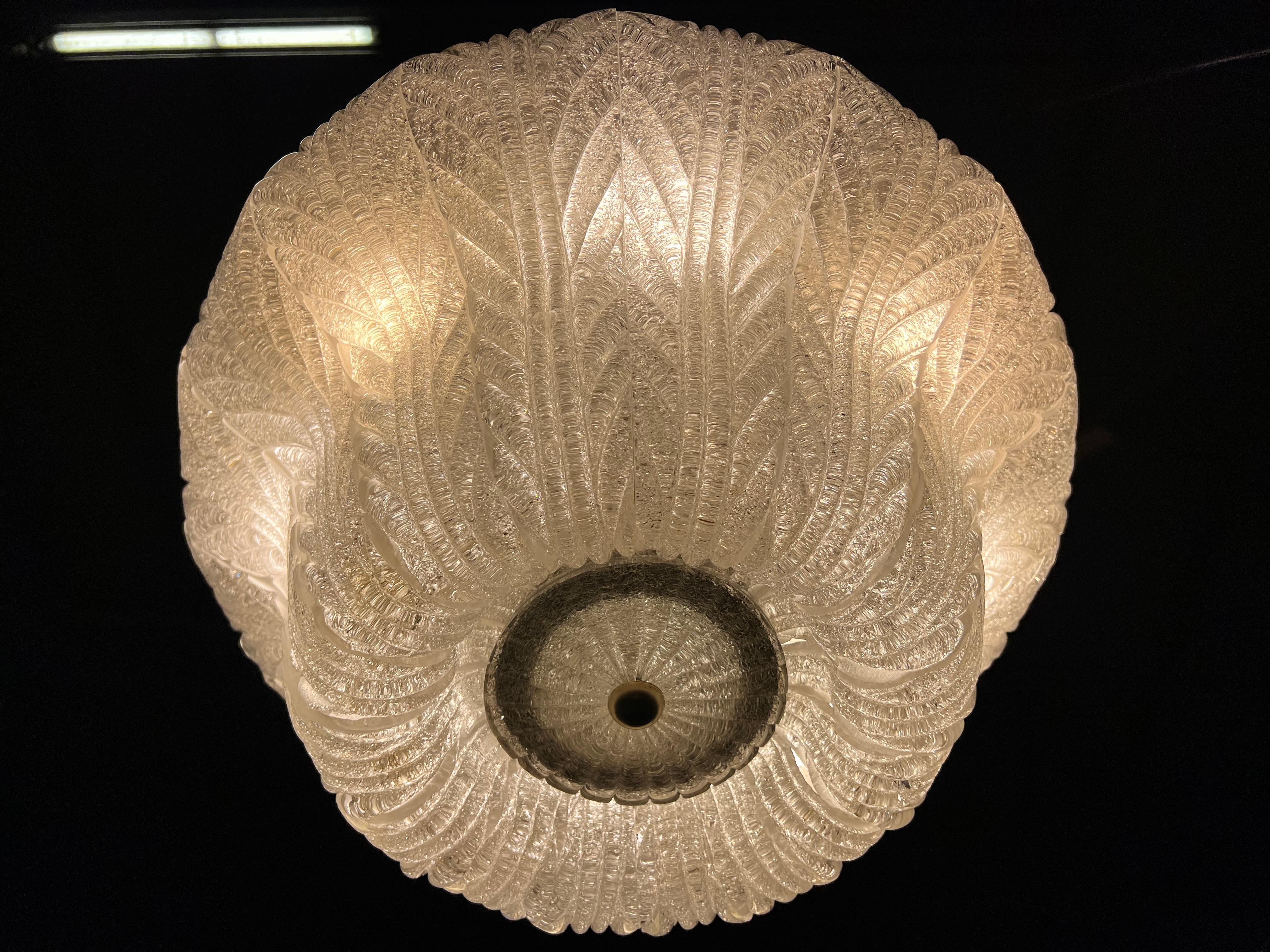 Luxurious and Sophisticated Chandelier by Venini. Murano, 1940s For Sale 1