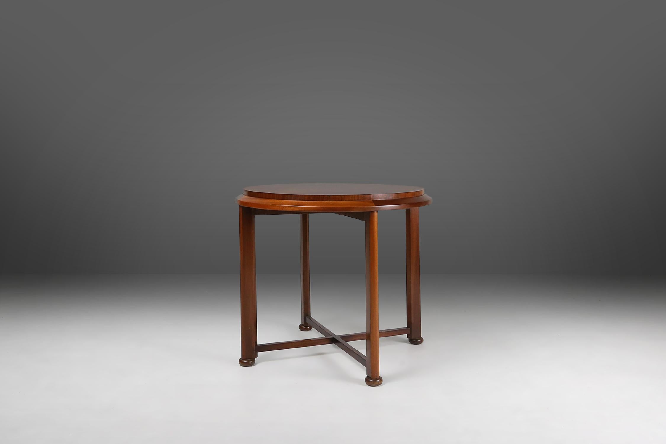 France / 1930s / Art Deco / Mid-century / Table basse / placage de ronce 

Un superbe meuble Art déco qui rehaussera n'importe quelle pièce. Cette table basse ronde élégante et sophistiquée, en placage de bois de racine, est un véritable
