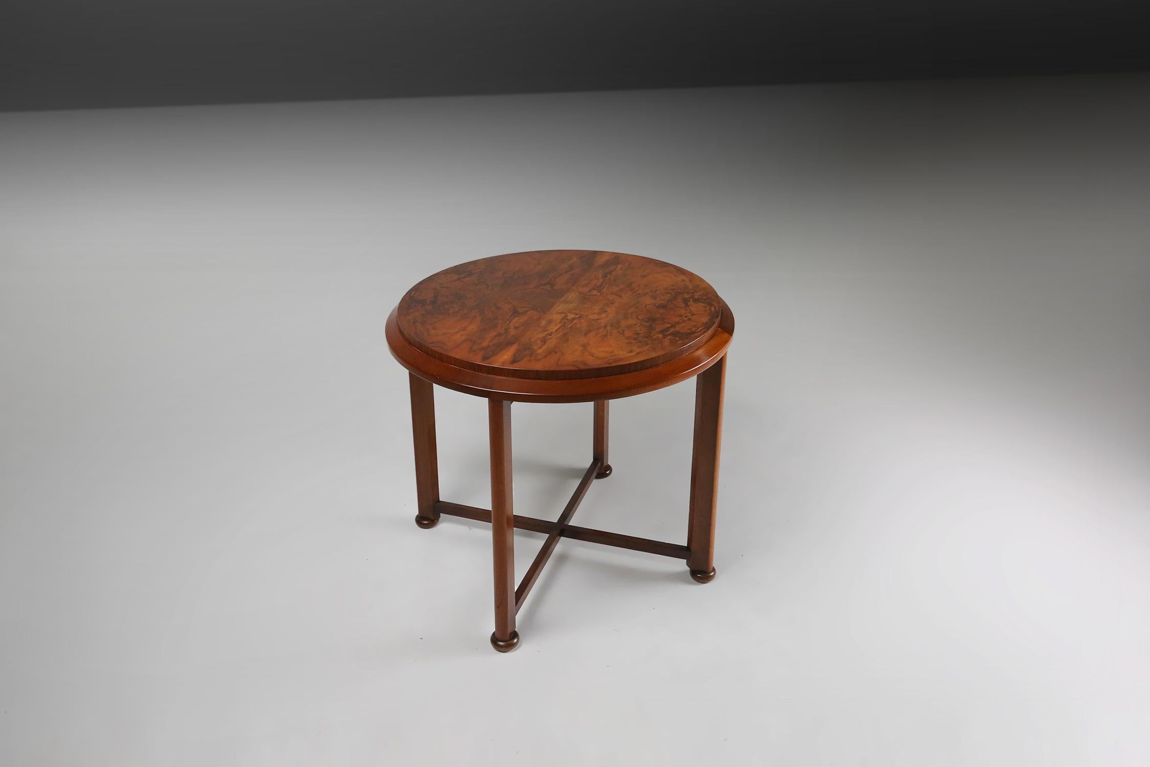 Luxueuse table basse Art déco en placage de bois de racines, France, années 1930 Bon état - En vente à Meulebeke, BE