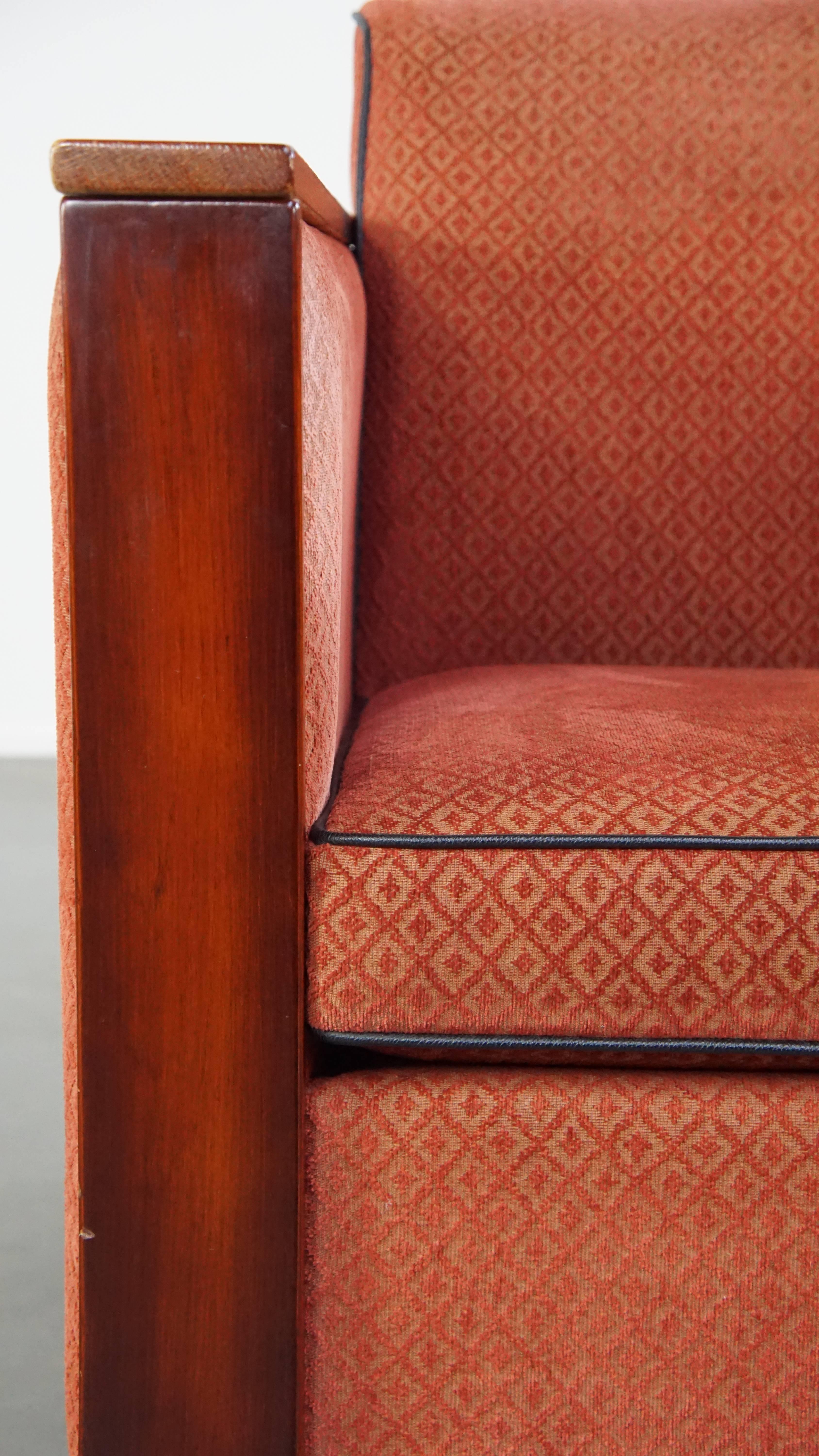 Luxurious Art Deco design armchair with red fabric upholstery and wooden details For Sale 6