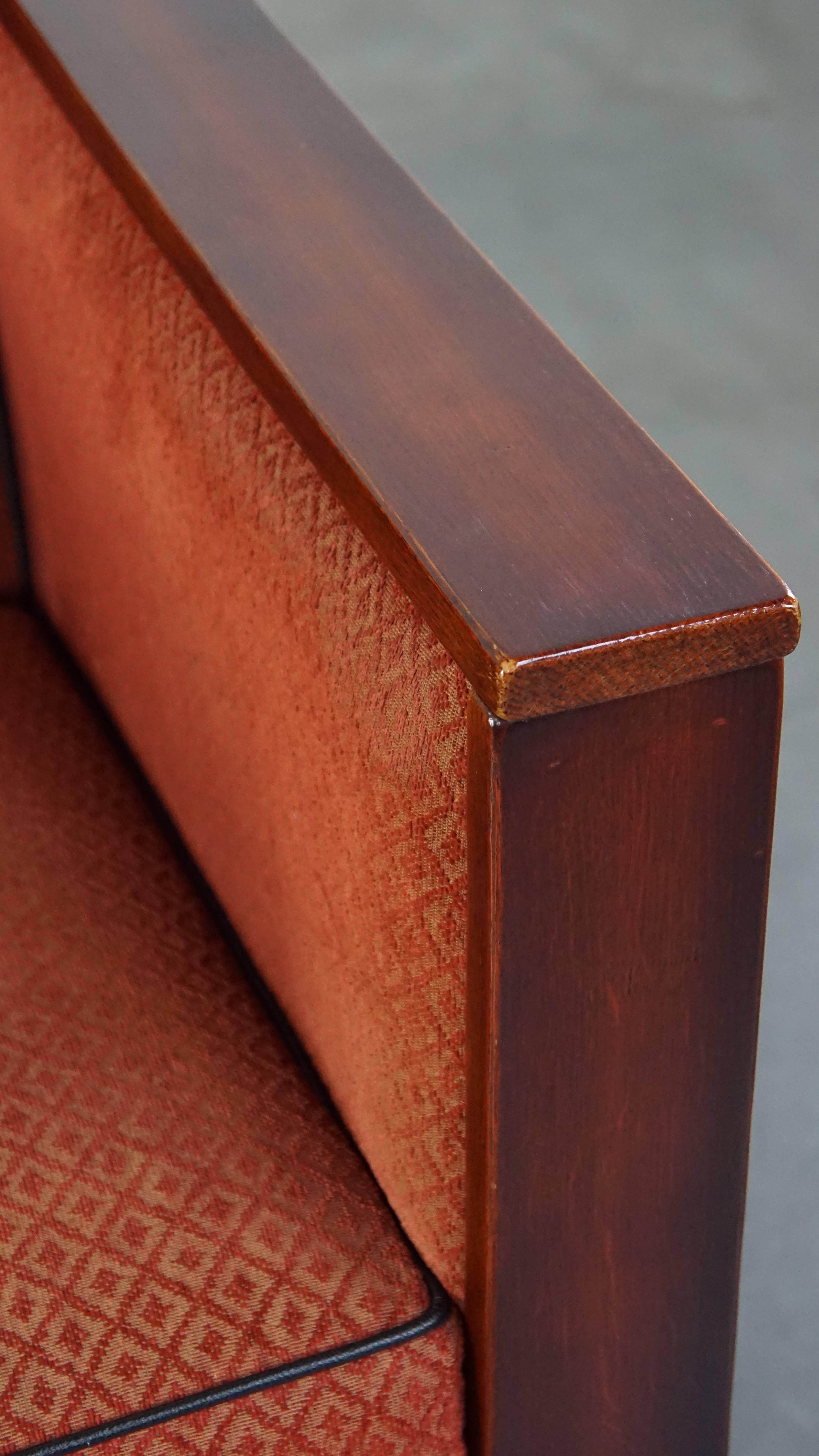 Luxurious Art Deco design armchair with red fabric upholstery and wooden details For Sale 7