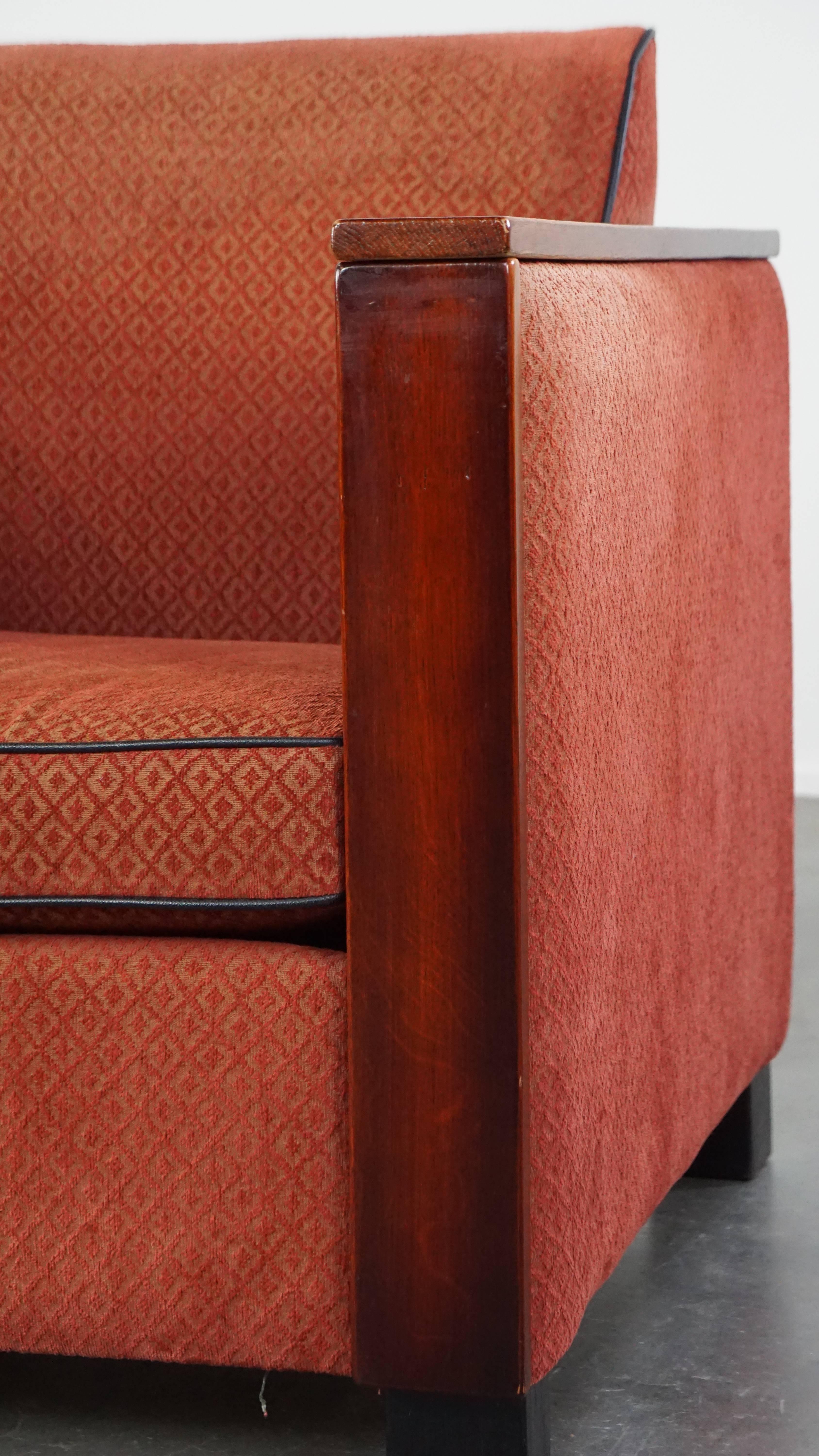 Luxurious Art Deco design armchair with red fabric upholstery and wooden details For Sale 8