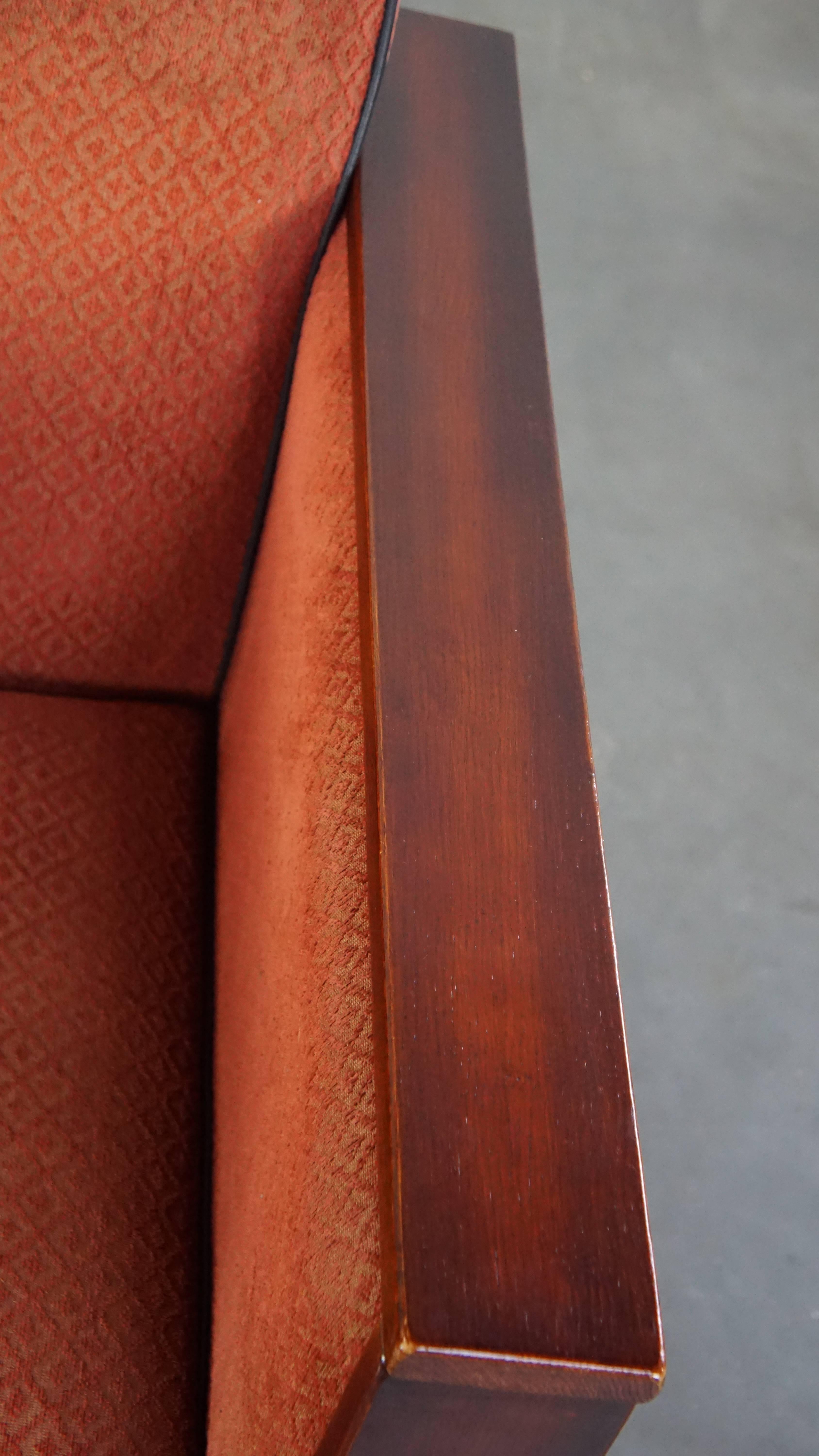 Luxurious Art Deco design armchair with red fabric upholstery and wooden details For Sale 2