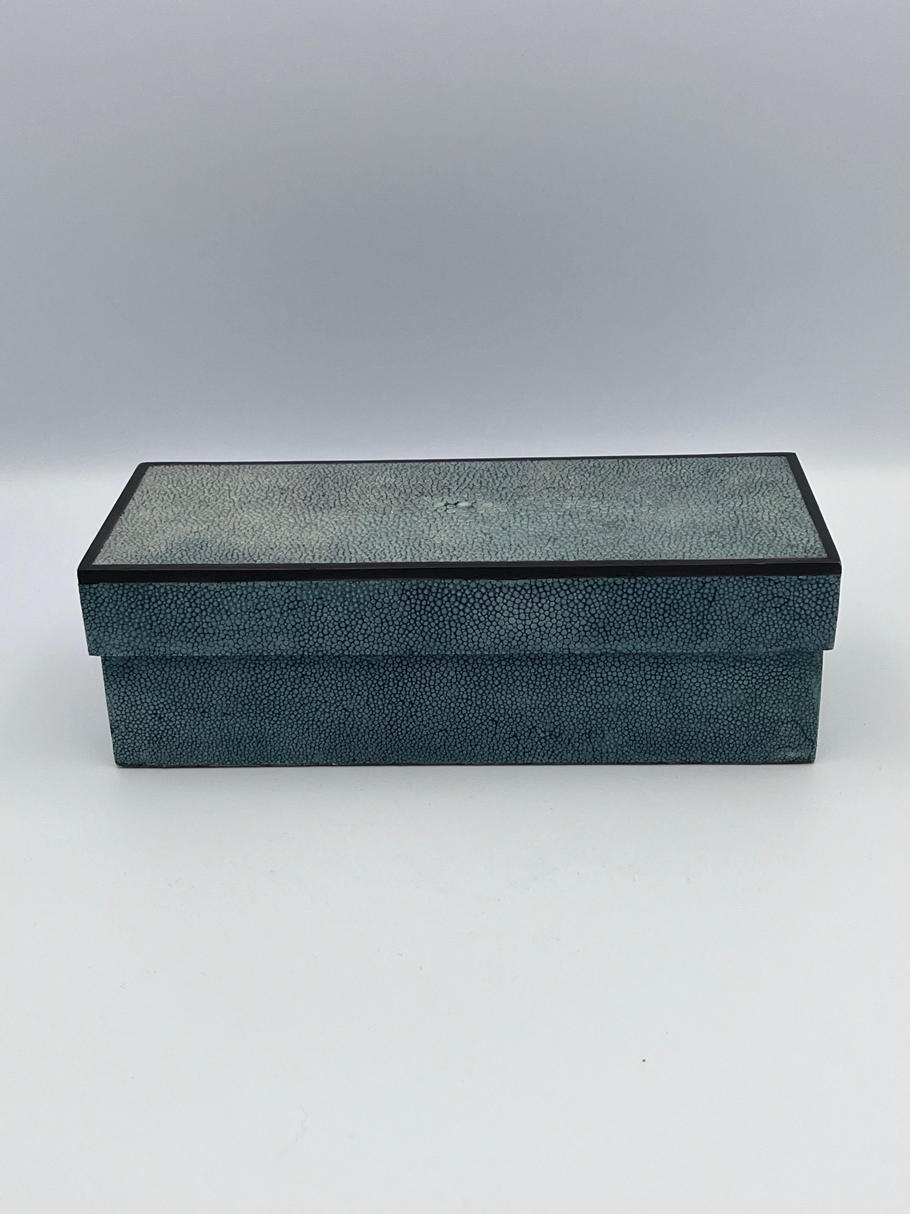 Luxueuse boîte de bureau longue en galuchat inspiré de l'art déco R & Y Augousti

Ce magnifique coffret de bureau R&Y Augousti témoigne de l'engagement de la marque en faveur du luxe, de l'artisanat et d'un design intemporel. La boîte présente un