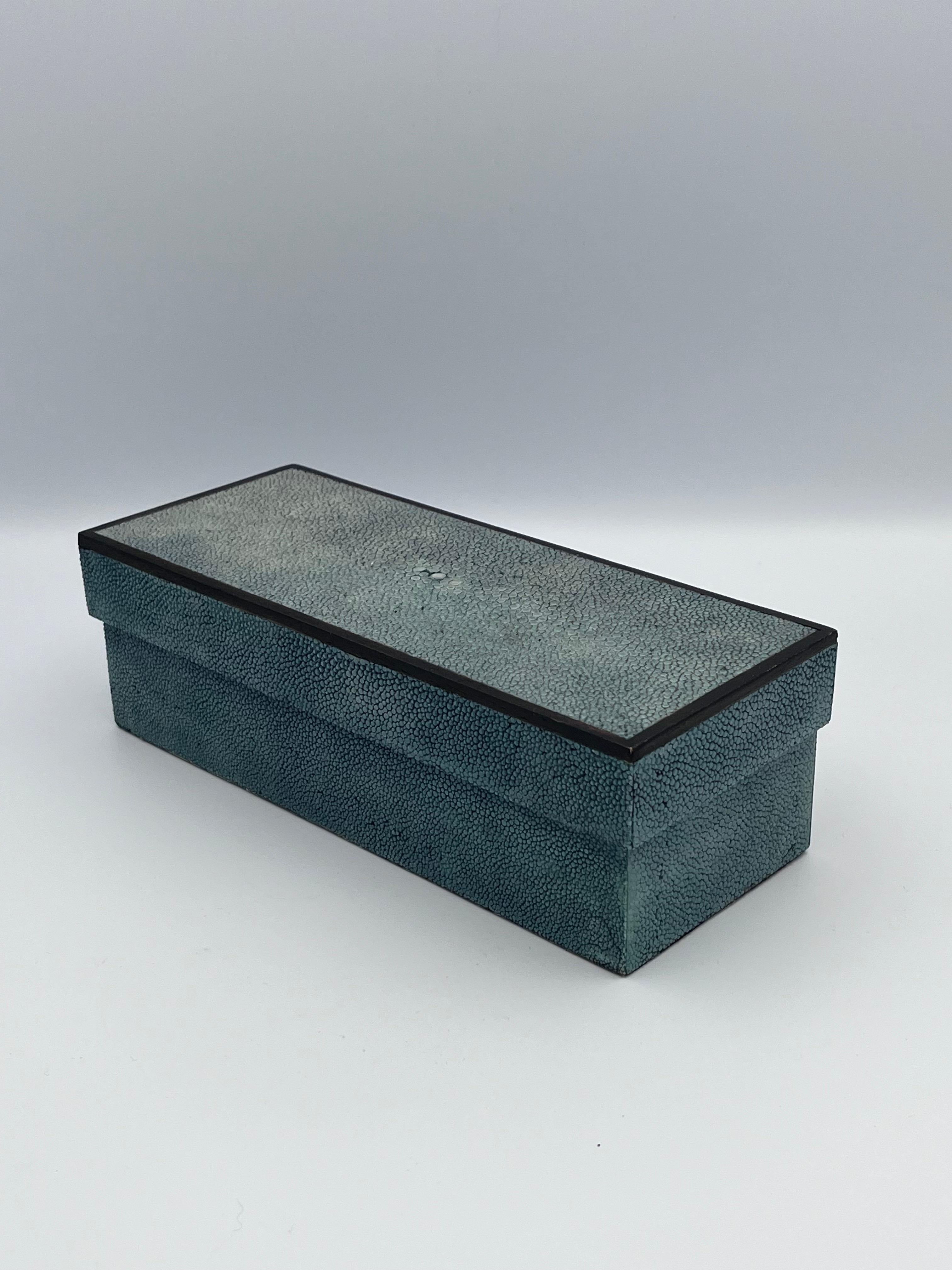 Art déco Luxueuse boîte de bureau longue en galuchat inspiré de l'art déco R & Y Augousti en vente