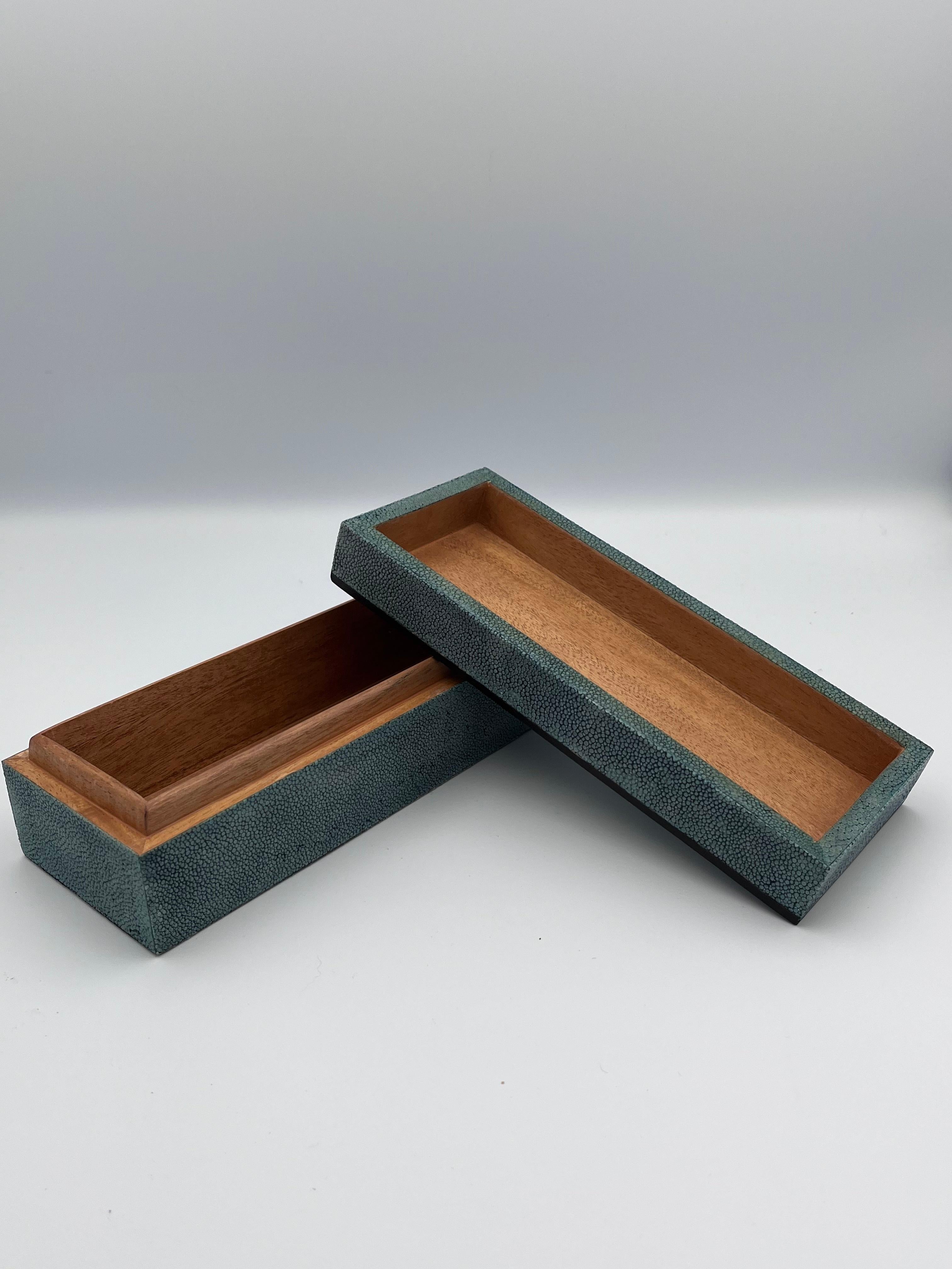 Luxueuse boîte de bureau longue en galuchat inspiré de l'art déco R & Y Augousti en vente 1