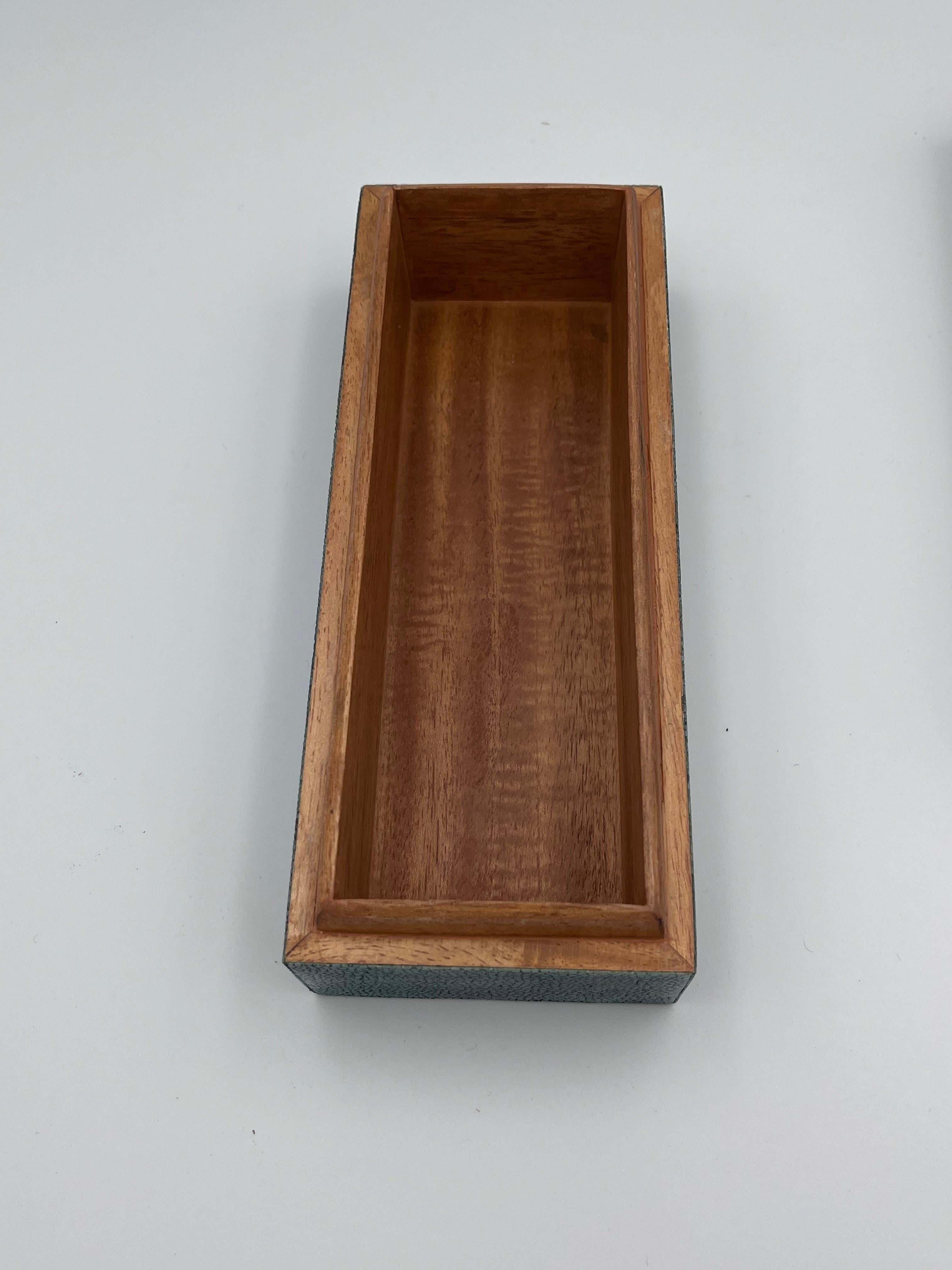 Luxueuse boîte de bureau longue en galuchat inspiré de l'art déco R & Y Augousti en vente 2