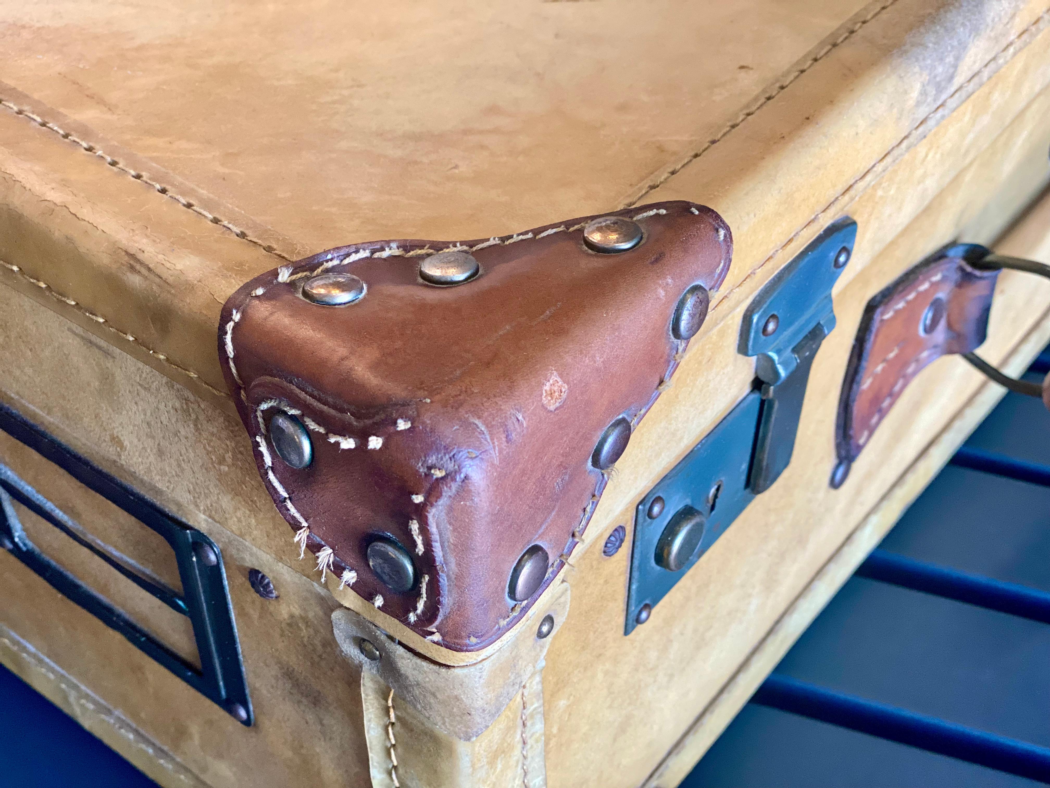 Luxuriöser Art-Déco-Koffer aus hellem Vellum-Leder / Pergament mit Nieten im Angebot 4