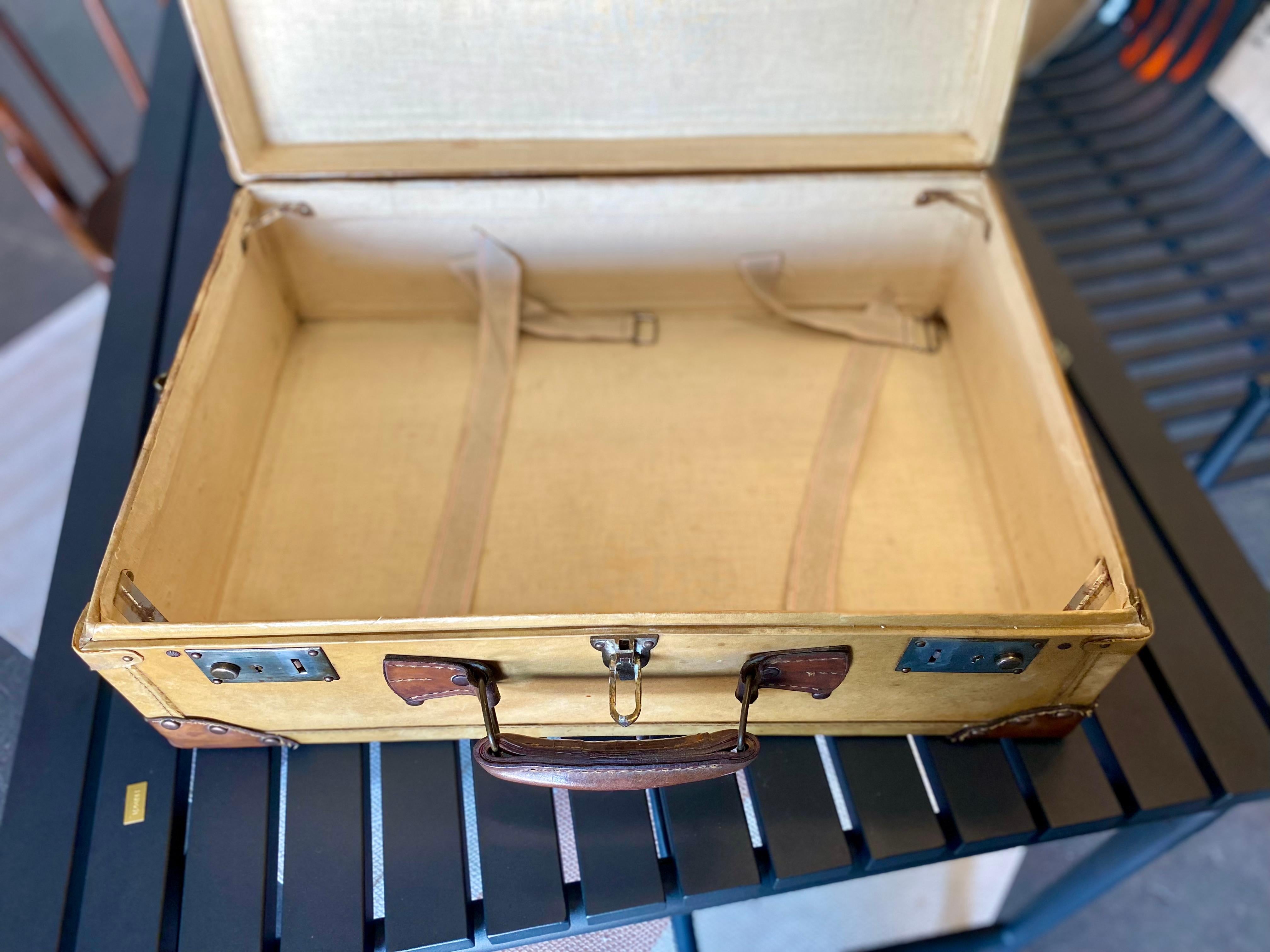 Luxuriöser Art-Déco-Koffer aus hellem Vellum-Leder / Pergament mit Nieten im Angebot 10