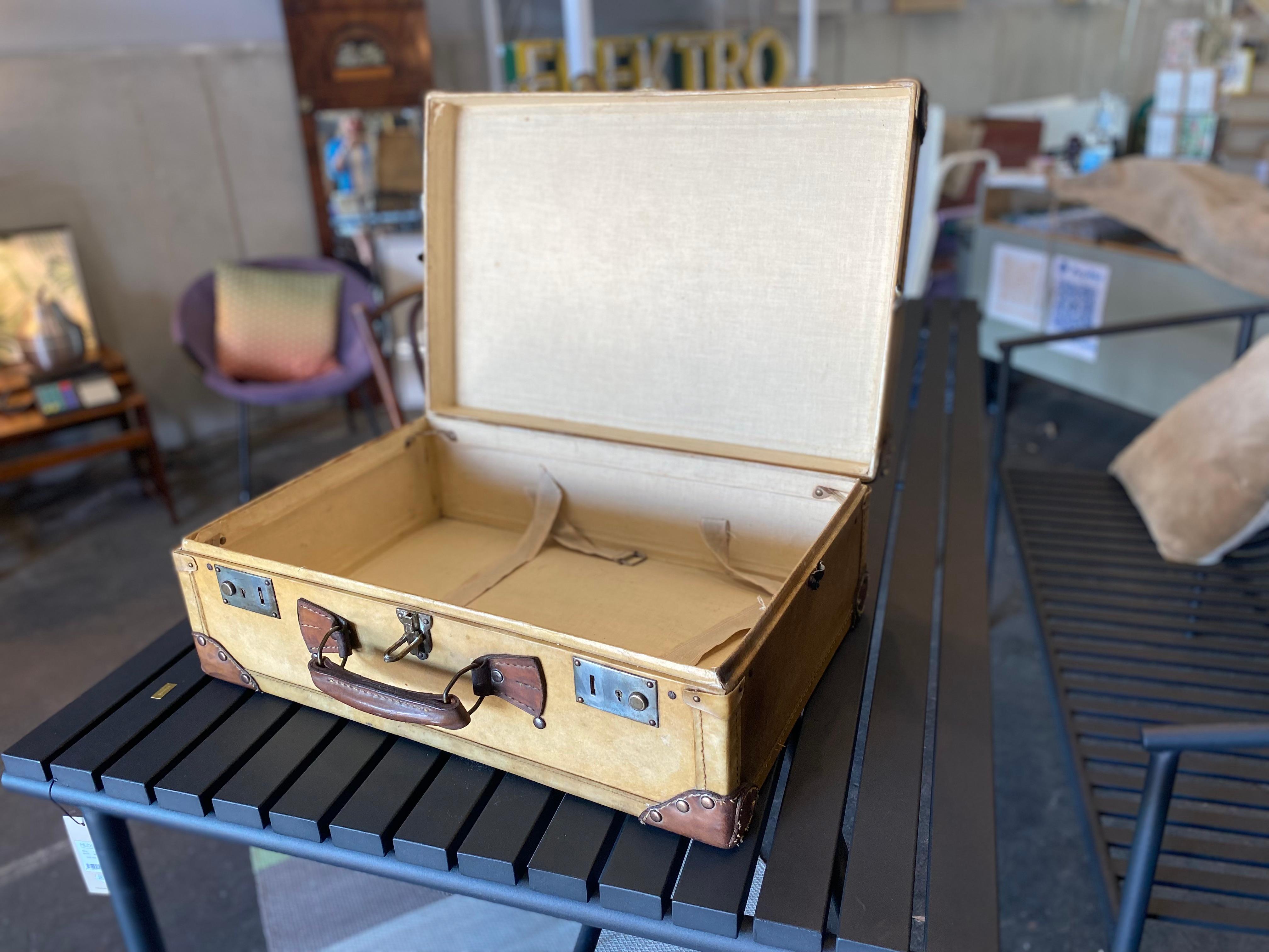 Luxuriöser Art-Déco-Koffer aus hellem Vellum-Leder / Pergament mit Nieten im Angebot 11