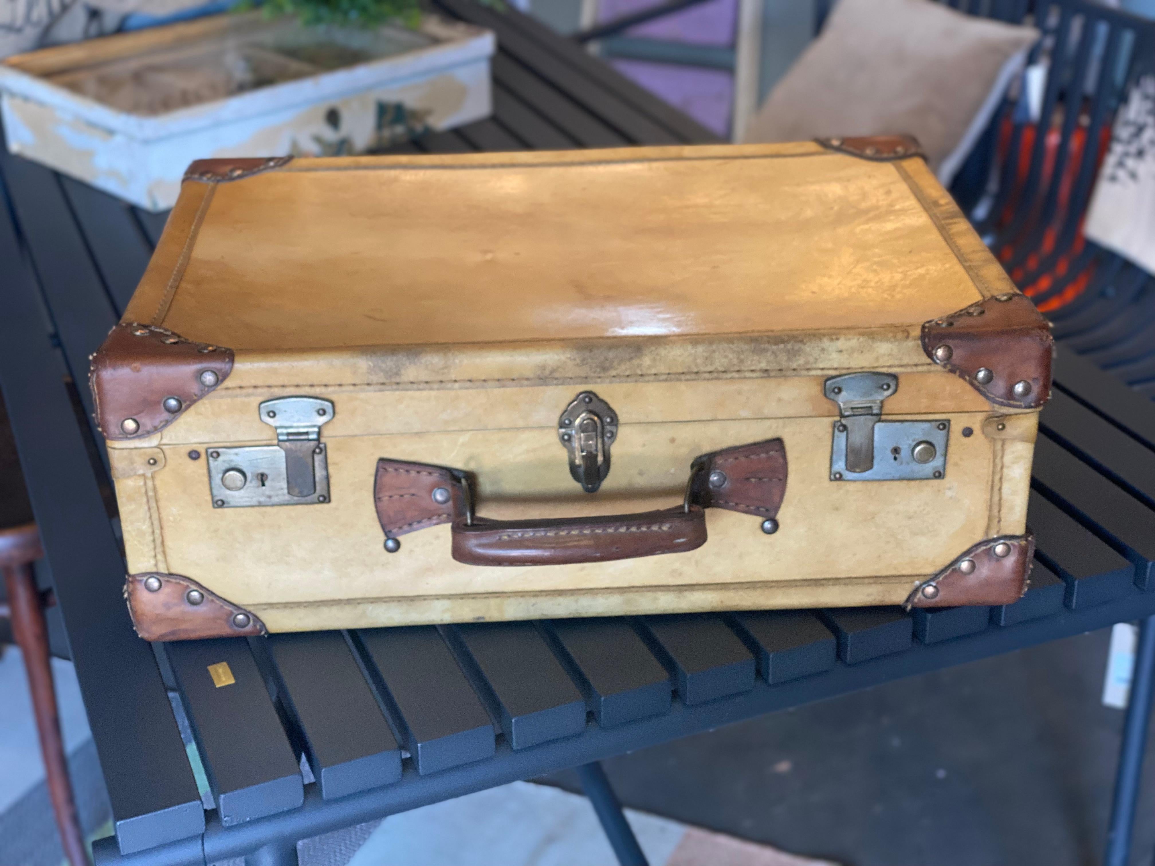 Luxuriöser Art-Déco-Koffer aus hellem Pergamentleder mit Nieten. Solche Stücke sind selten zu finden, denn das Leder ist von hoher Qualität und sehr beliebt. Die farbenfrohen Koffer sind typisch für die Zeit des Art déco, die goldenen 1920er Jahre.