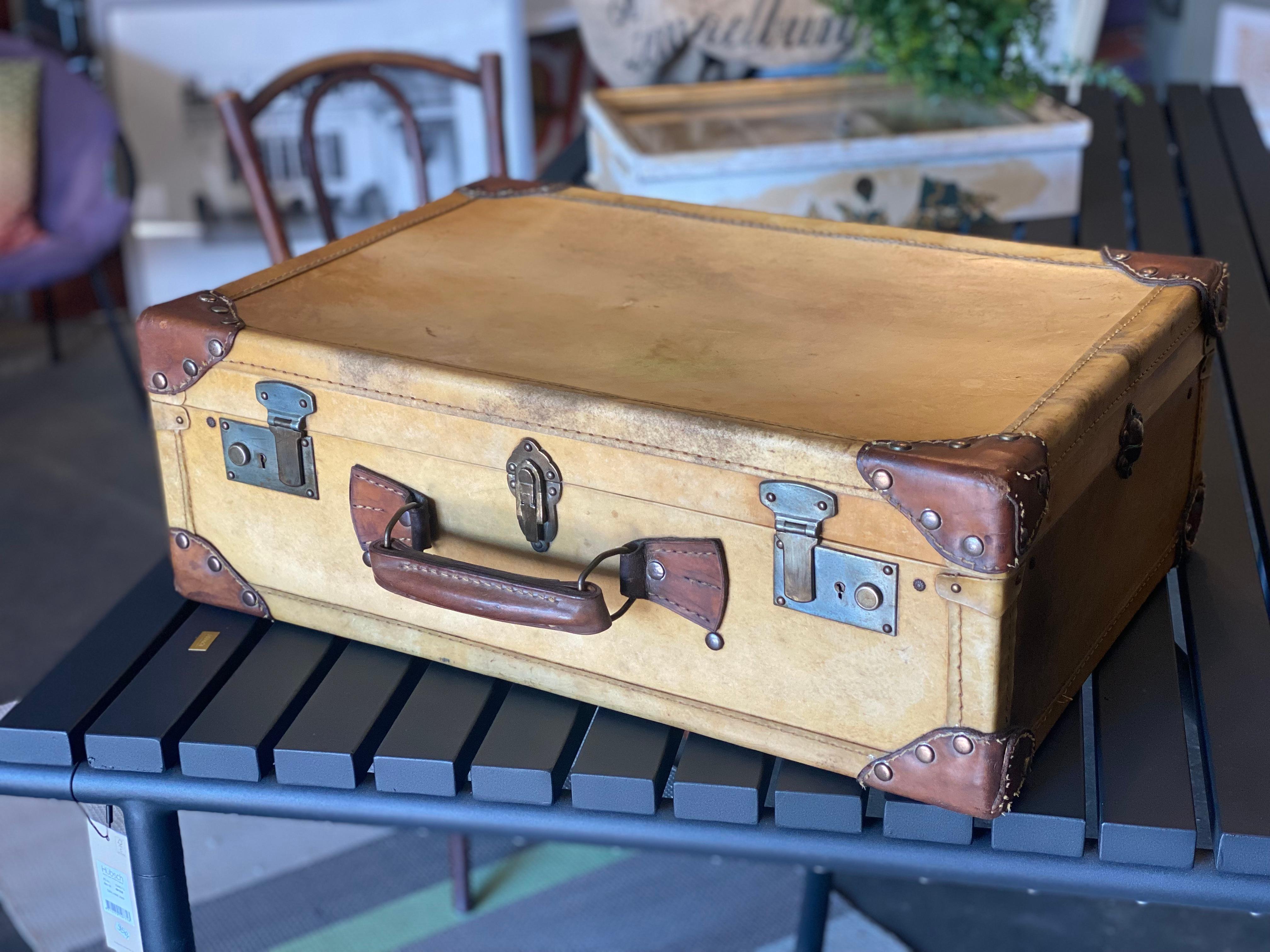 Luxuriöser Art-Déco-Koffer aus hellem Vellum-Leder / Pergament mit Nieten (Französisch) im Angebot
