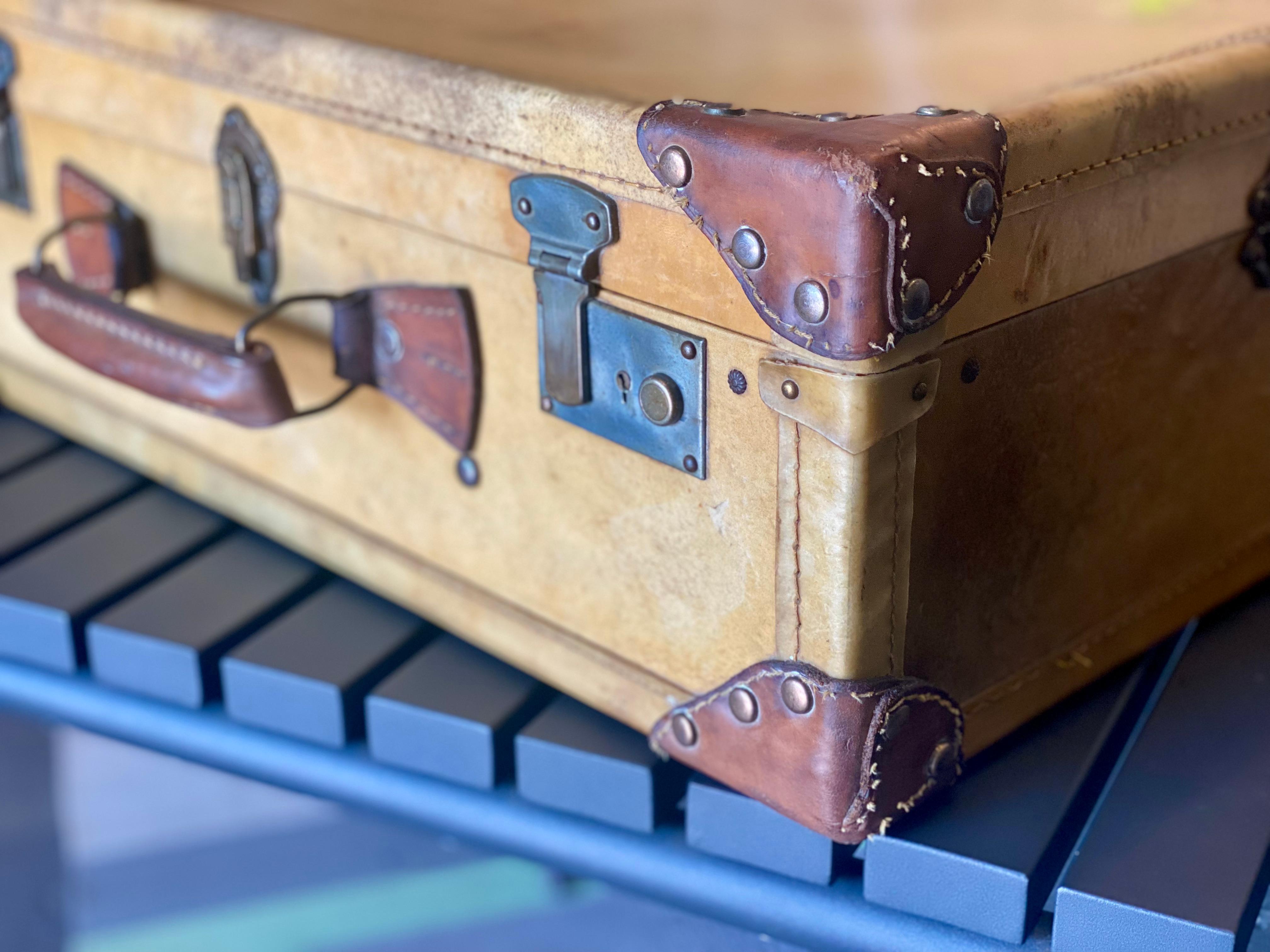 Luxuriöser Art-Déco-Koffer aus hellem Vellum-Leder / Pergament mit Nieten im Zustand „Gut“ im Angebot in Hamburg, DE
