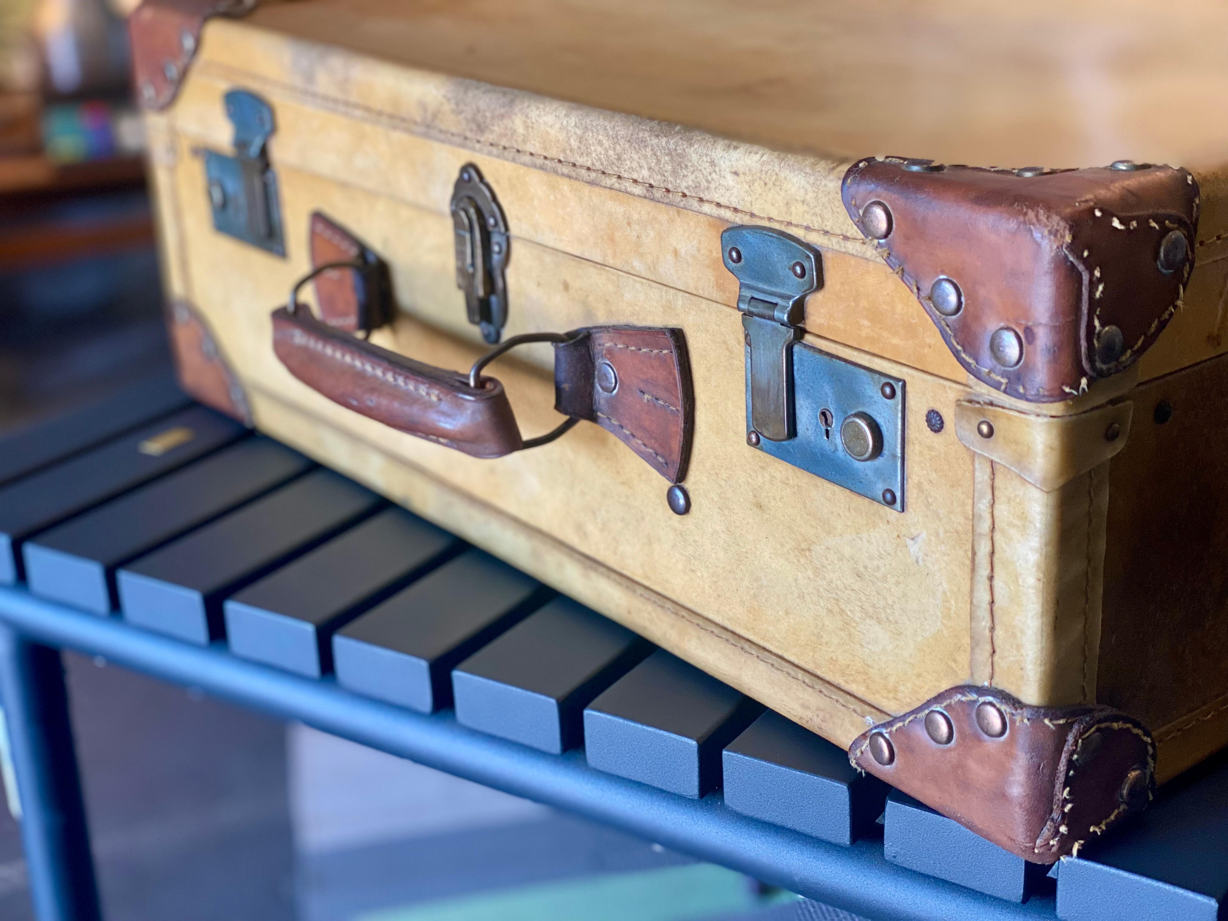 Luxuriöser Art-Déco-Koffer aus hellem Vellum-Leder / Pergament mit Nieten (20. Jahrhundert) im Angebot