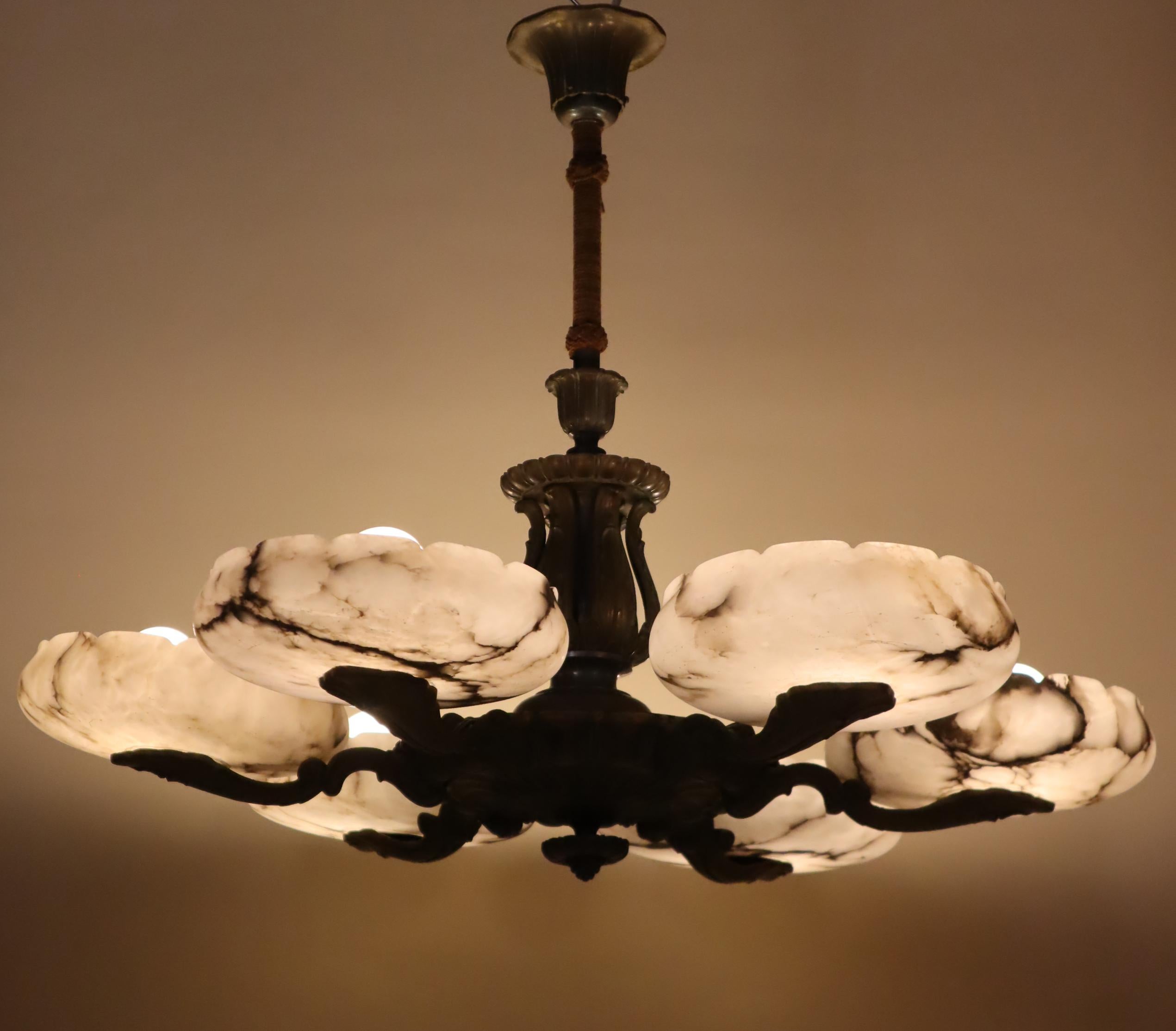 Lussuoso lampadario in bronzo alabastrino Art Nouveau in vendita 9