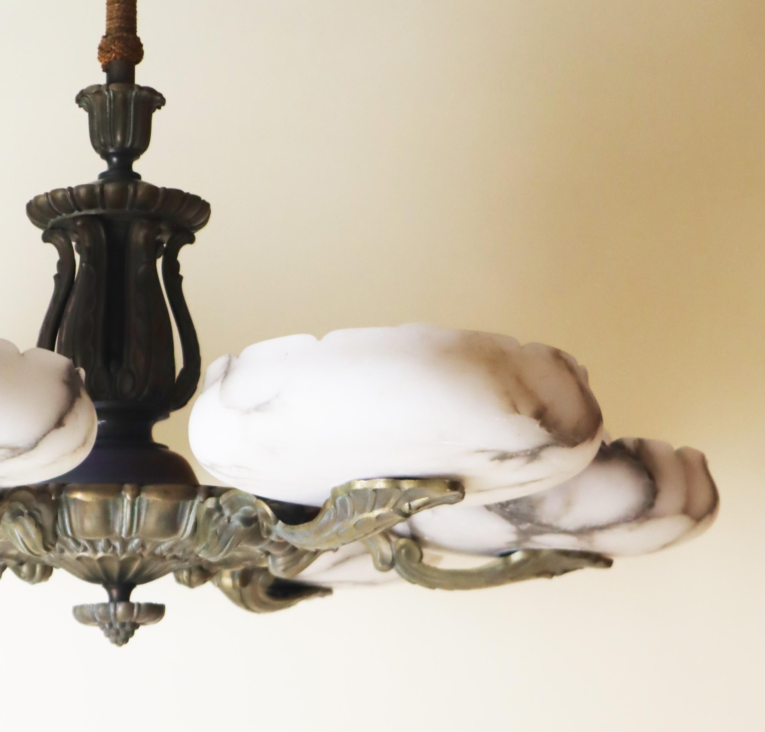 Calco Lussuoso lampadario in bronzo alabastrino Art Nouveau in vendita