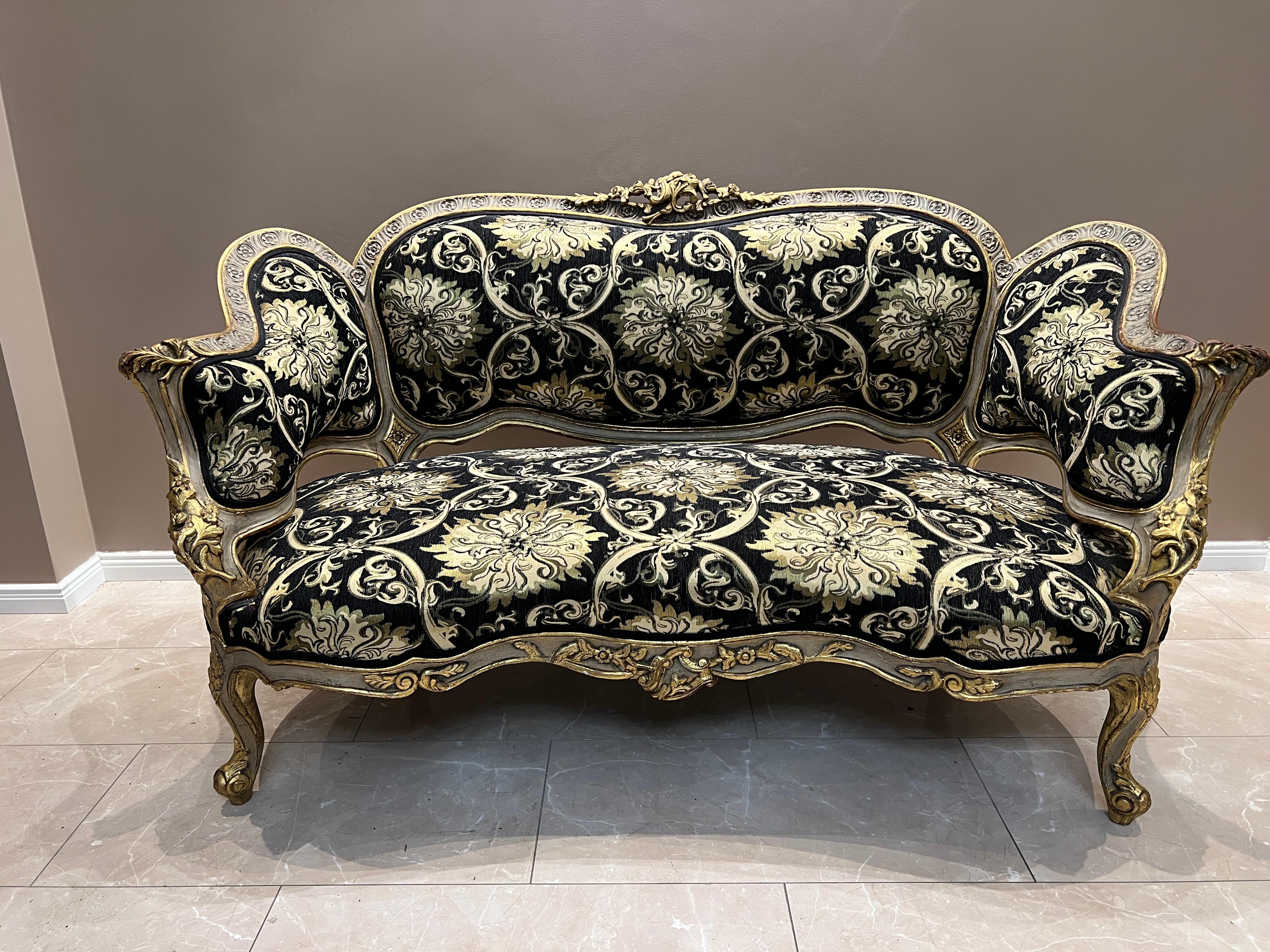 Exquisite Baroque Sofa – Handcrafted with Luxurious Gold Detailing

For sale is a magnificent sofa in an opulent Baroque style. This elegant piece combines luxurious design with high-quality craftsmanship, making it a true statement piece for any