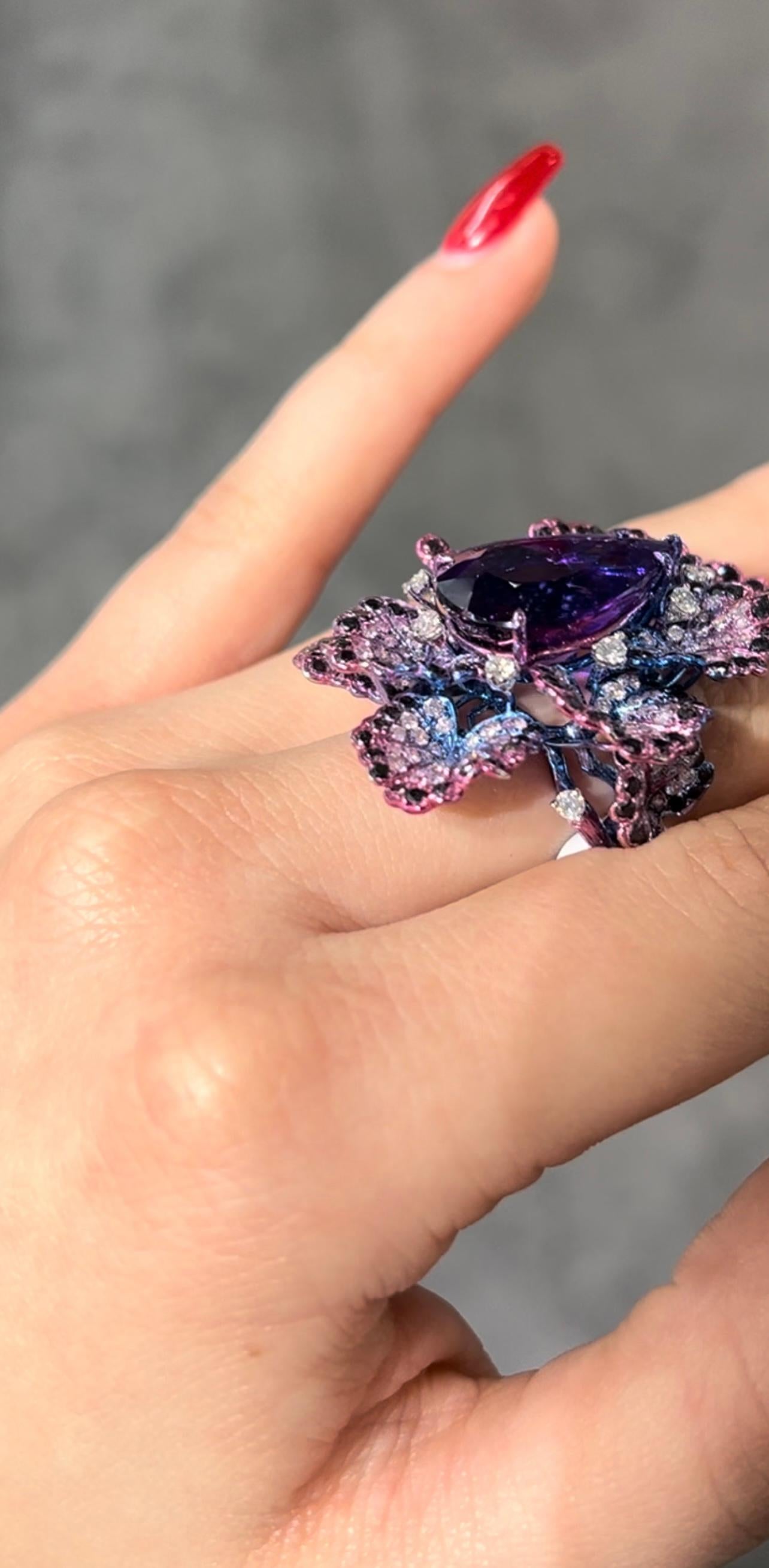 Entrez dans un monde d'art et d'Elegance avec cette extraordinaire bague en améthyste sur mesure, véritable célébration de l'artisanat d'art et du design d'avant-garde. Fabriquée à la main avec plus de 24 grammes d'or massif 18k, cette pièce