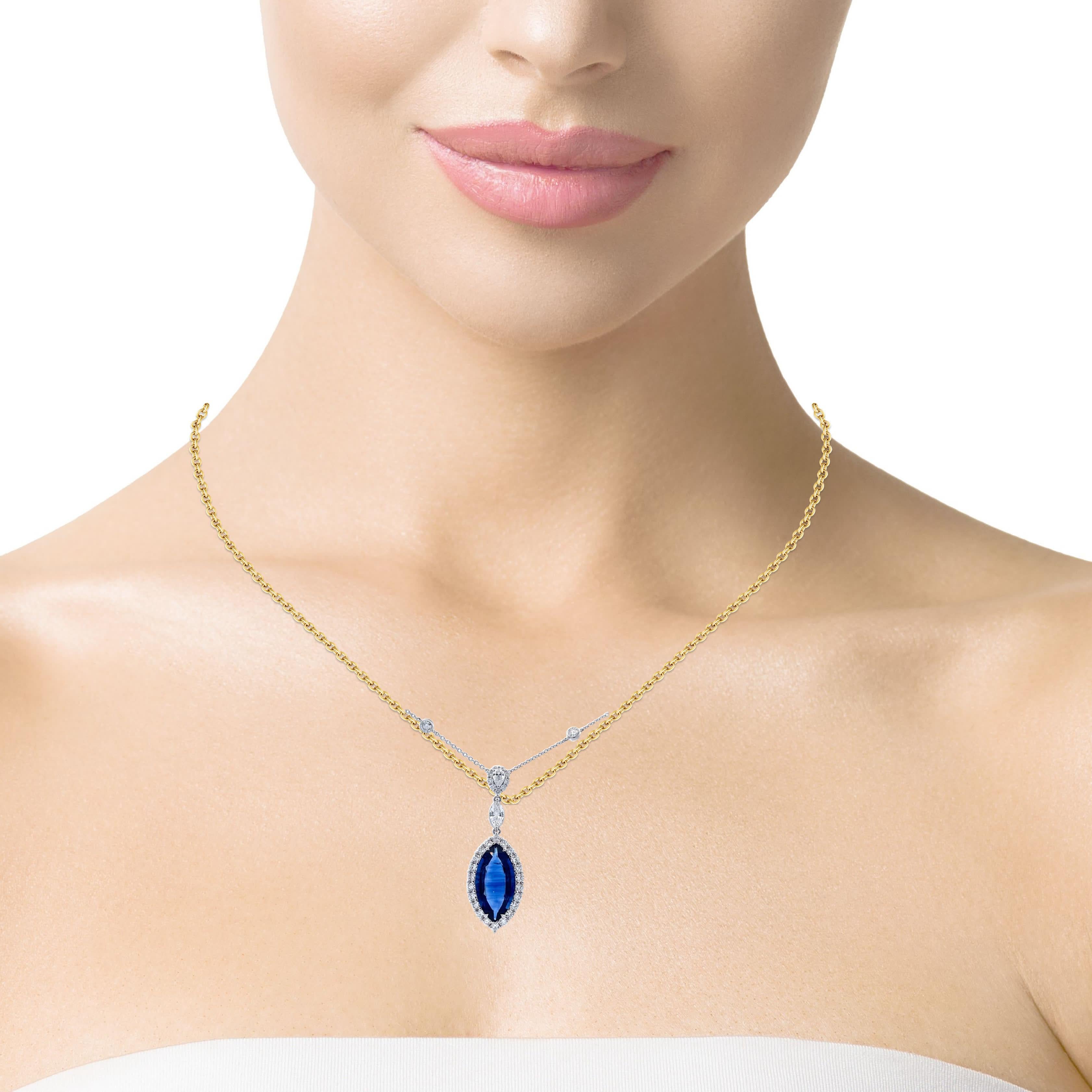 Brilla come il cielo notturno con la nostra collana con ciondolo tempestato di pietre blu e diamanti.
