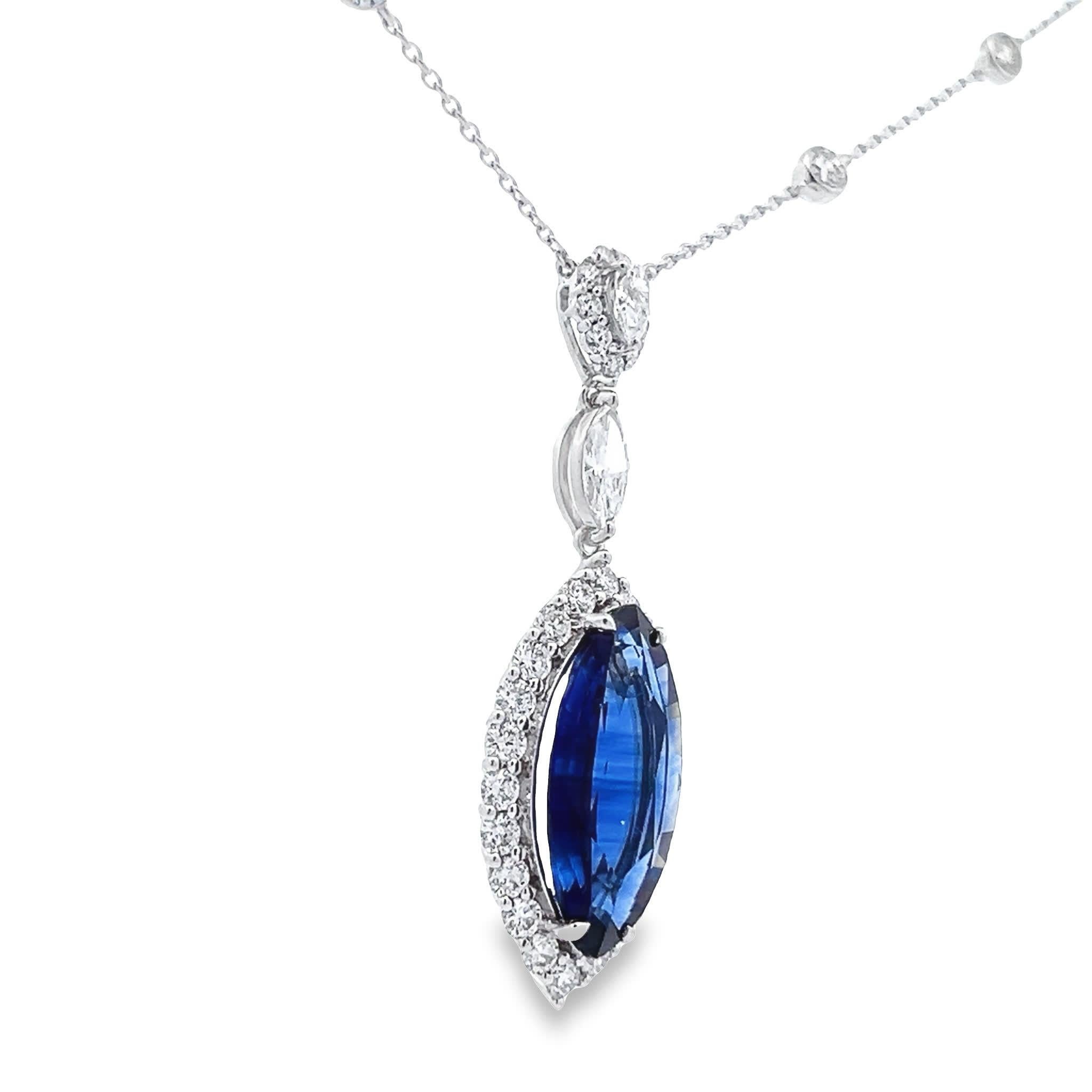 Lussuoso ciondolo con pietra blu e diamante su una catena elegantemente realizzata In condizioni Nuovo in vendita a Great Neck Plaza, NY