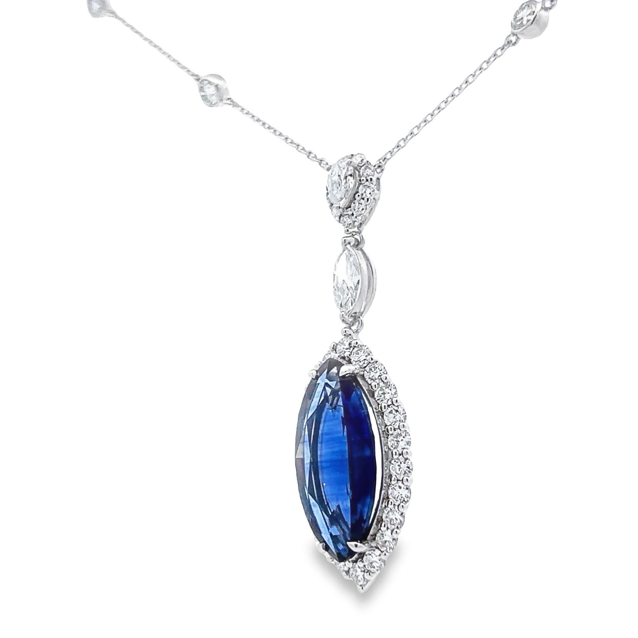 Donna Lussuoso ciondolo con pietra blu e diamante su una catena elegantemente realizzata in vendita