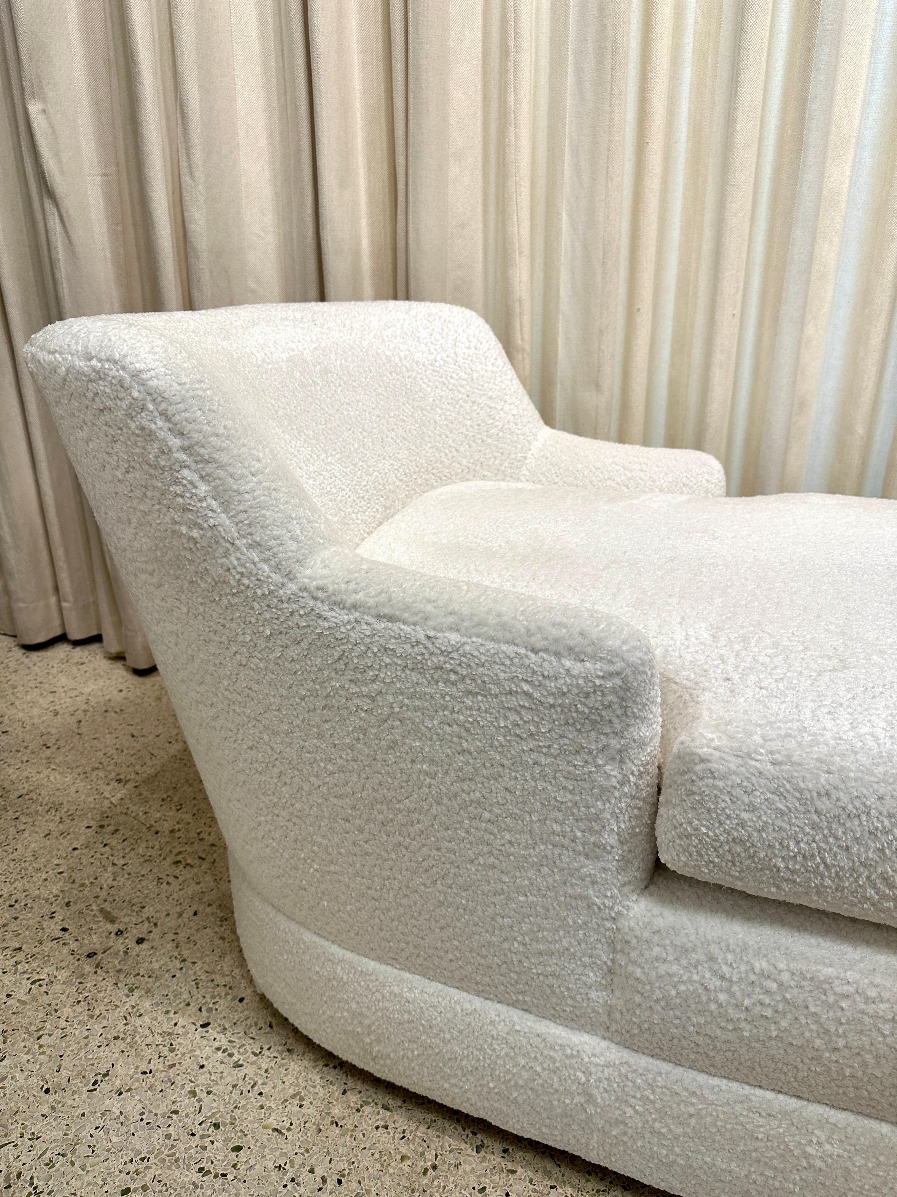 Luxurious Bouclé Covered Chaise Longue In Excellent Condition For Sale In East Hampton, NY