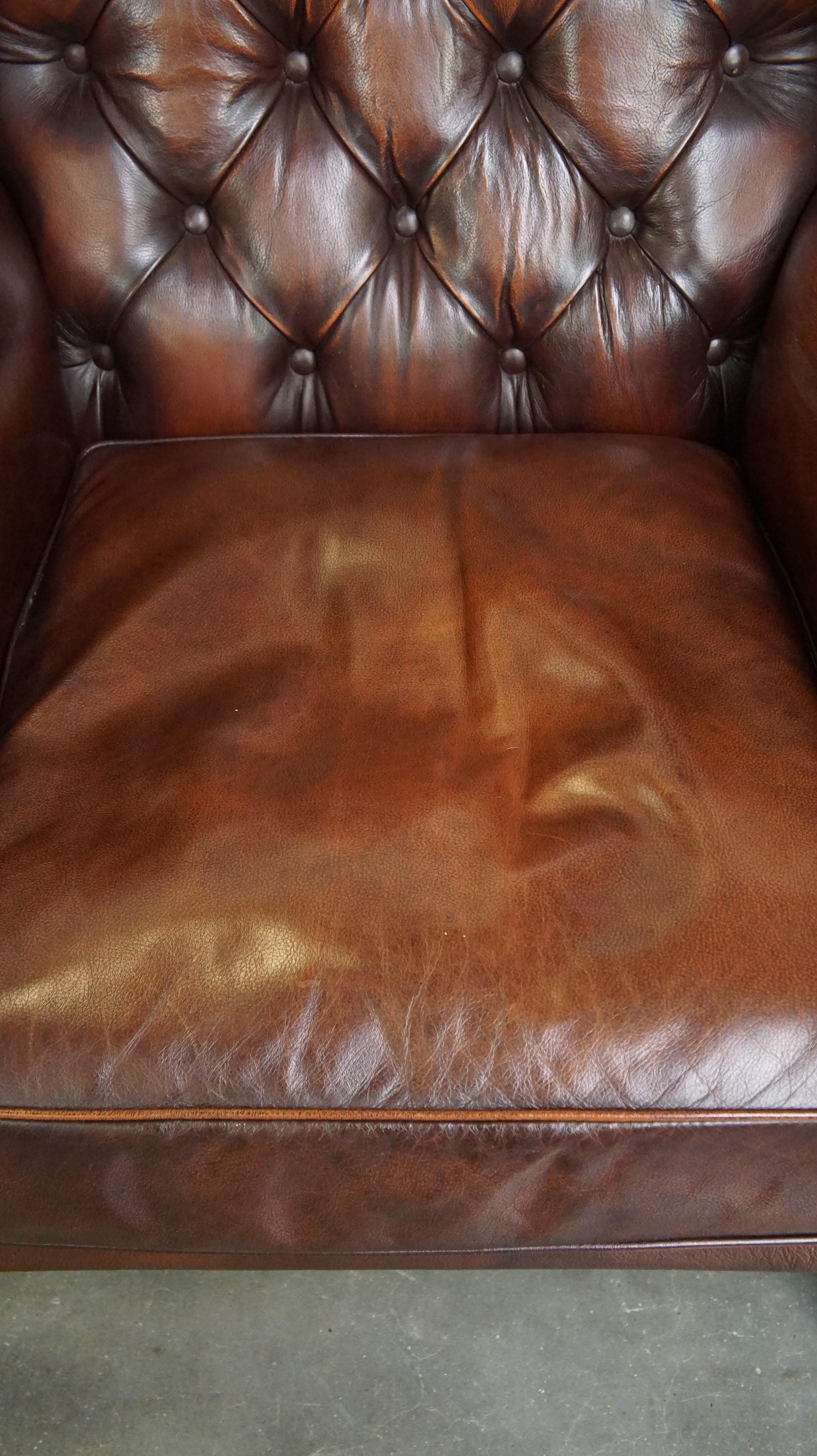 Luxurious brown leather chesterfield armchair finished with decorative nails In Good Condition For Sale In Harderwijk, NL