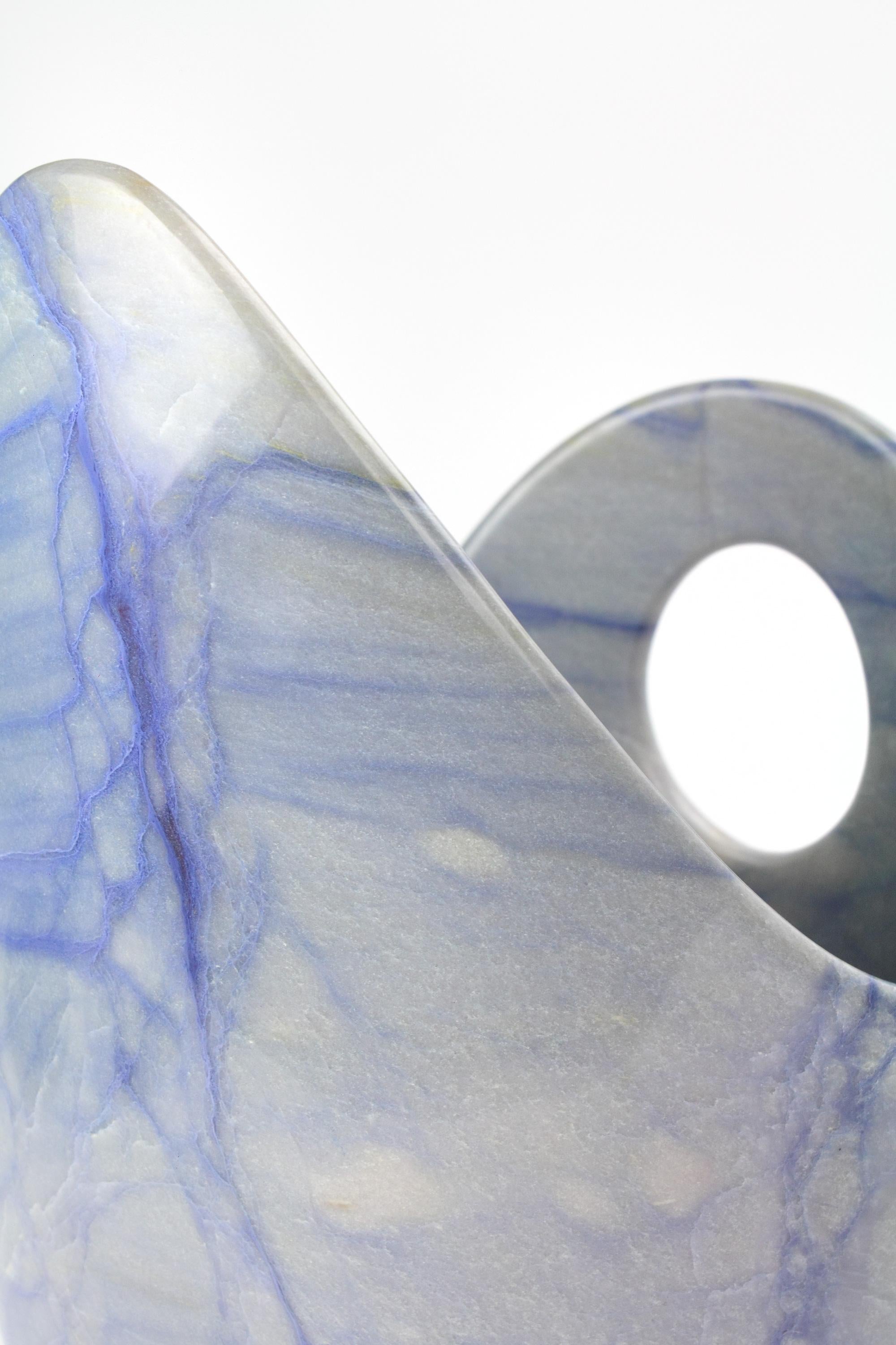 Intagliato a mano Secchiello per champagne Vaso refrigerante Vessel Blue Azul Macaubas Marble Fatto a mano in vendita
