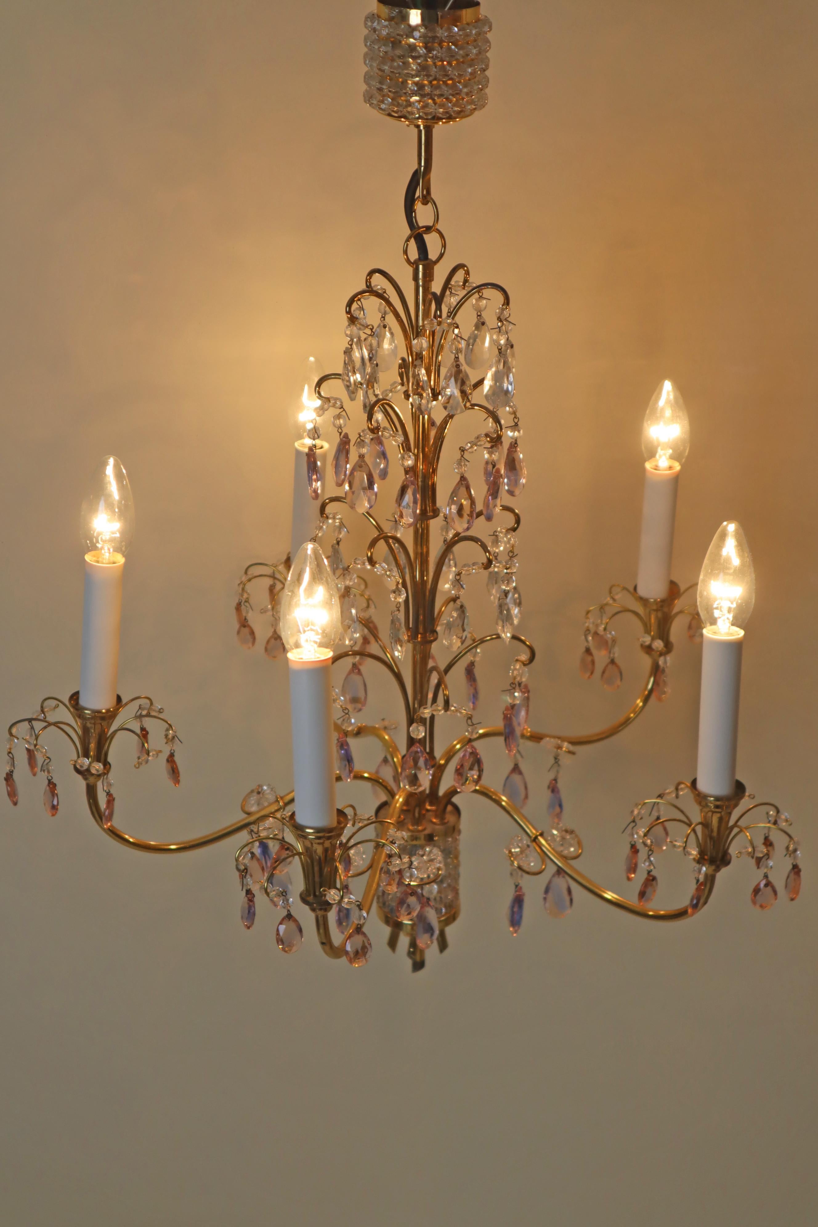 Lussuoso lampadario con cristalli rosa e viola e sfere di cristallo colorate di Palwa in vendita 3