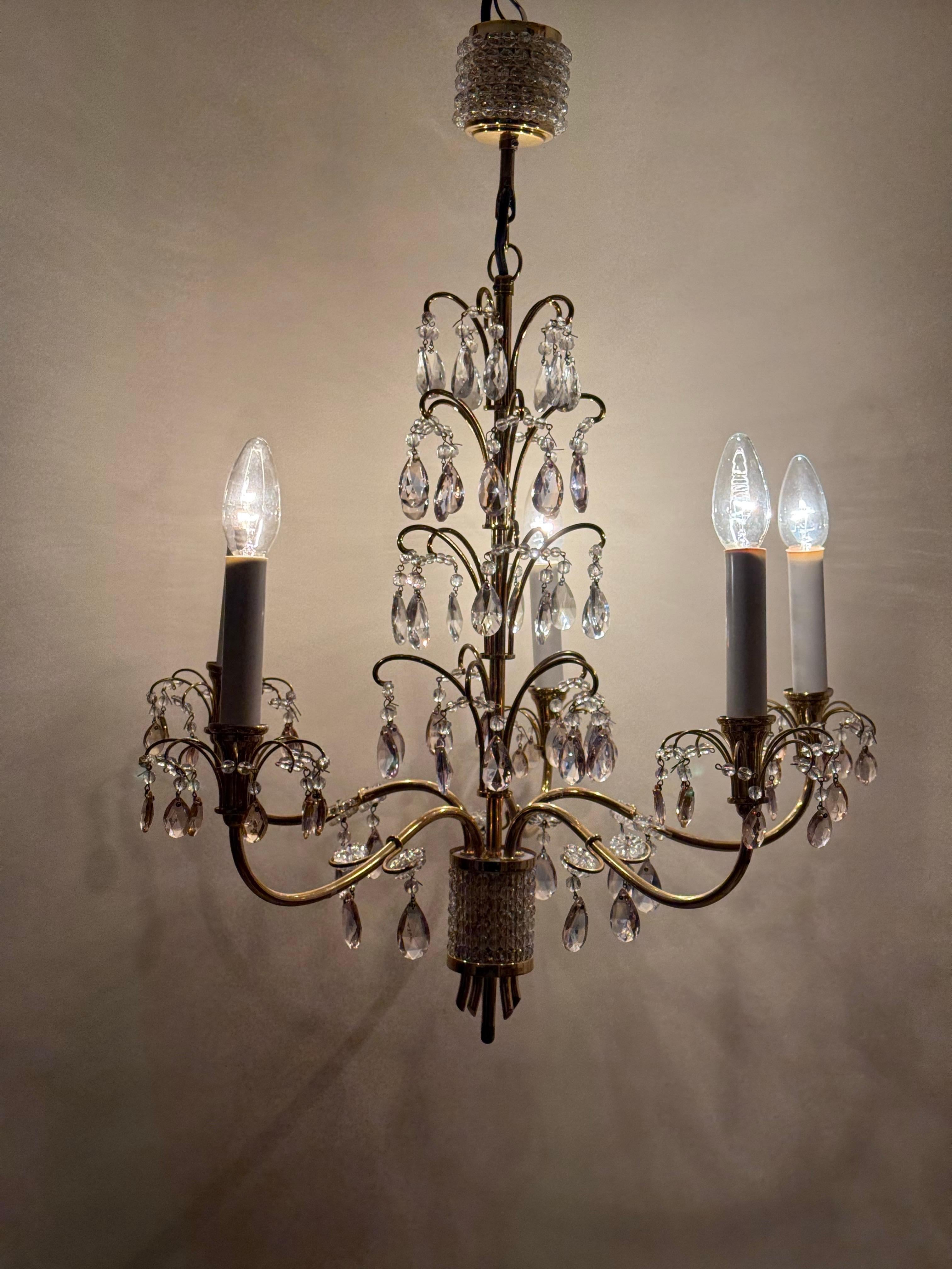 Lussuoso lampadario con cristalli rosa e viola e sfere di cristallo colorate di Palwa in vendita 7