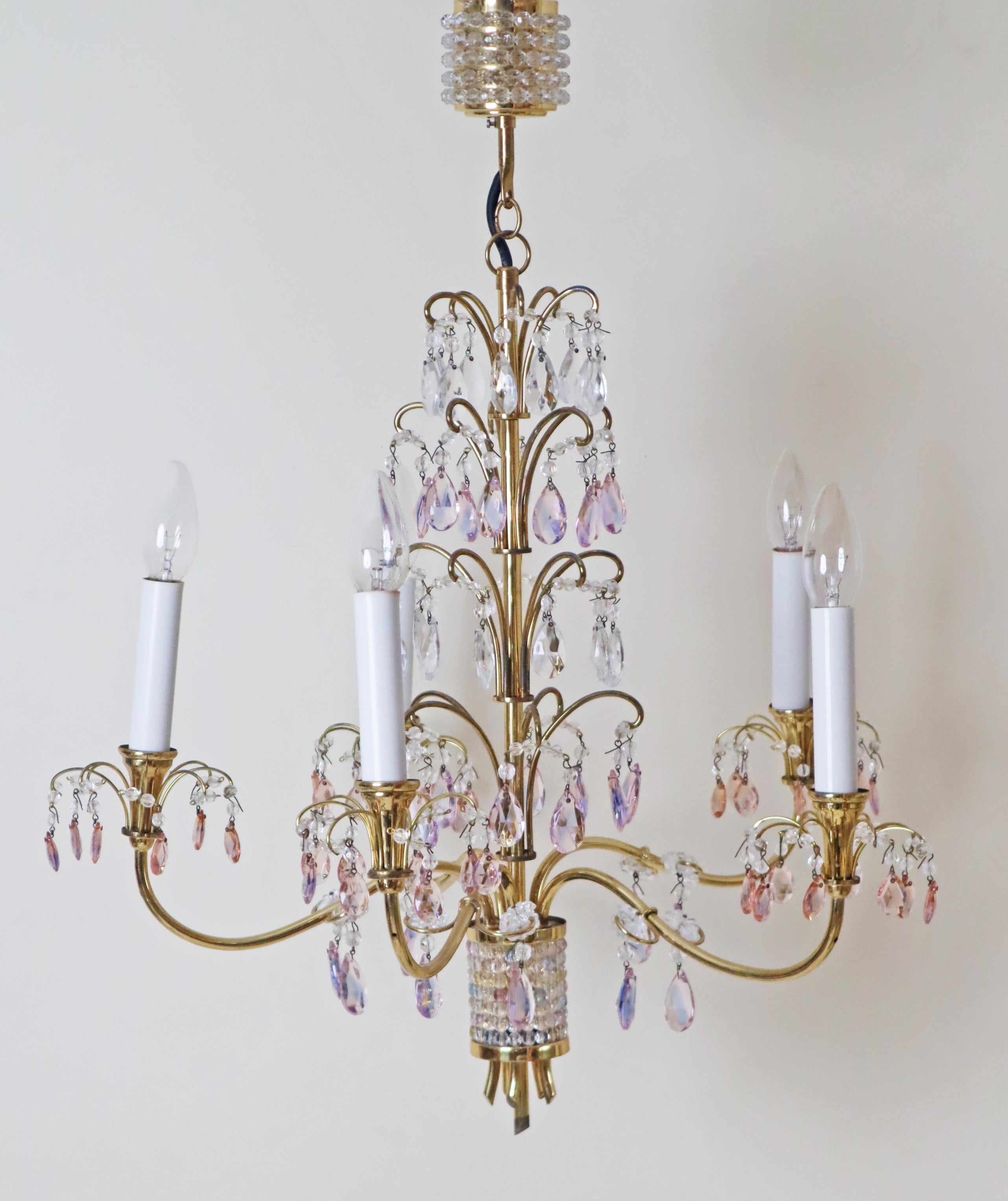 Questo bellissimo lampadario con preziosi cristalli colorati è una meravigliosa creazione del produttore Palwa. Per questo lampadario abbiamo scelto rarissimi cristalli color ametista con delicate sfumature rosa, che lo rendono esclusivo e speciale.