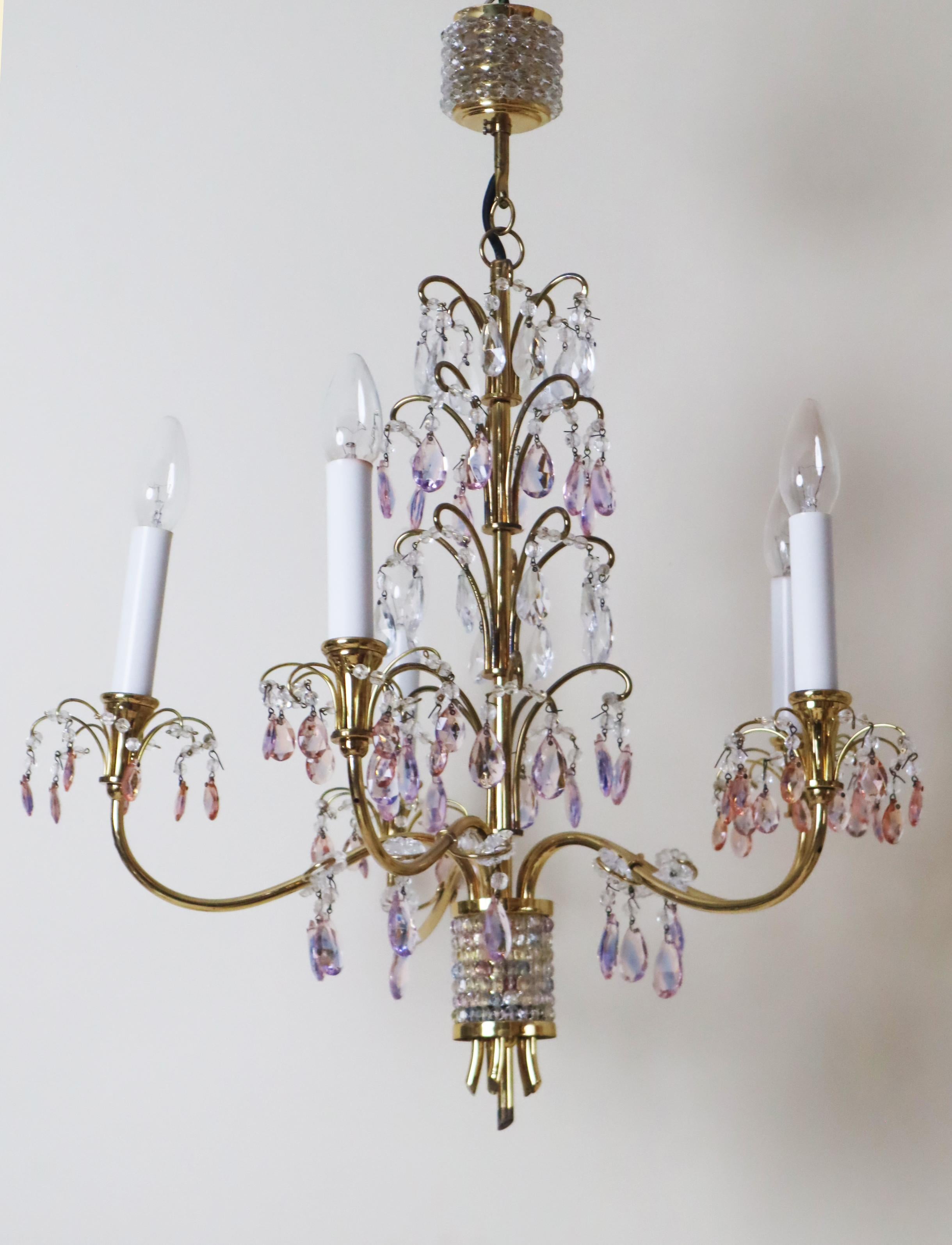 Romantico Lussuoso lampadario con cristalli rosa e viola e sfere di cristallo colorate di Palwa in vendita