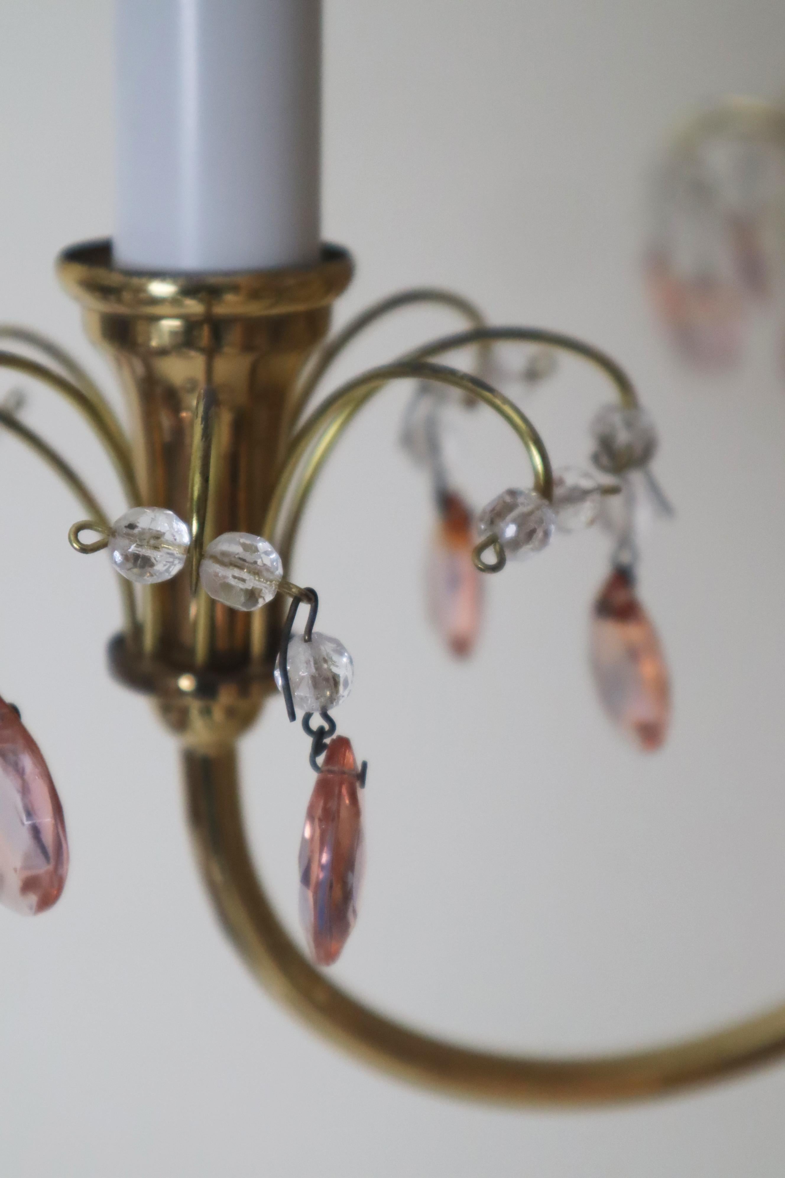 Tedesco Lussuoso lampadario con cristalli rosa e viola e sfere di cristallo colorate di Palwa in vendita