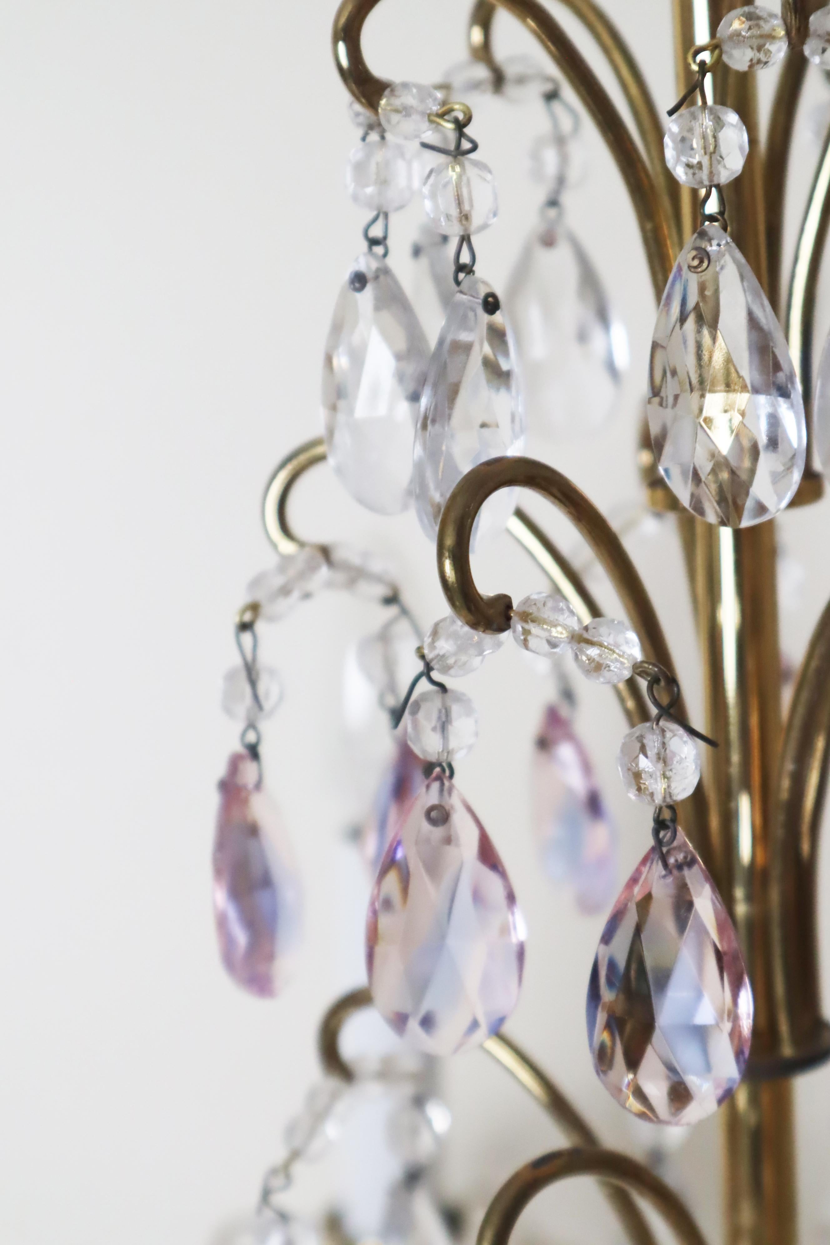 Fatto a mano Lussuoso lampadario con cristalli rosa e viola e sfere di cristallo colorate di Palwa in vendita