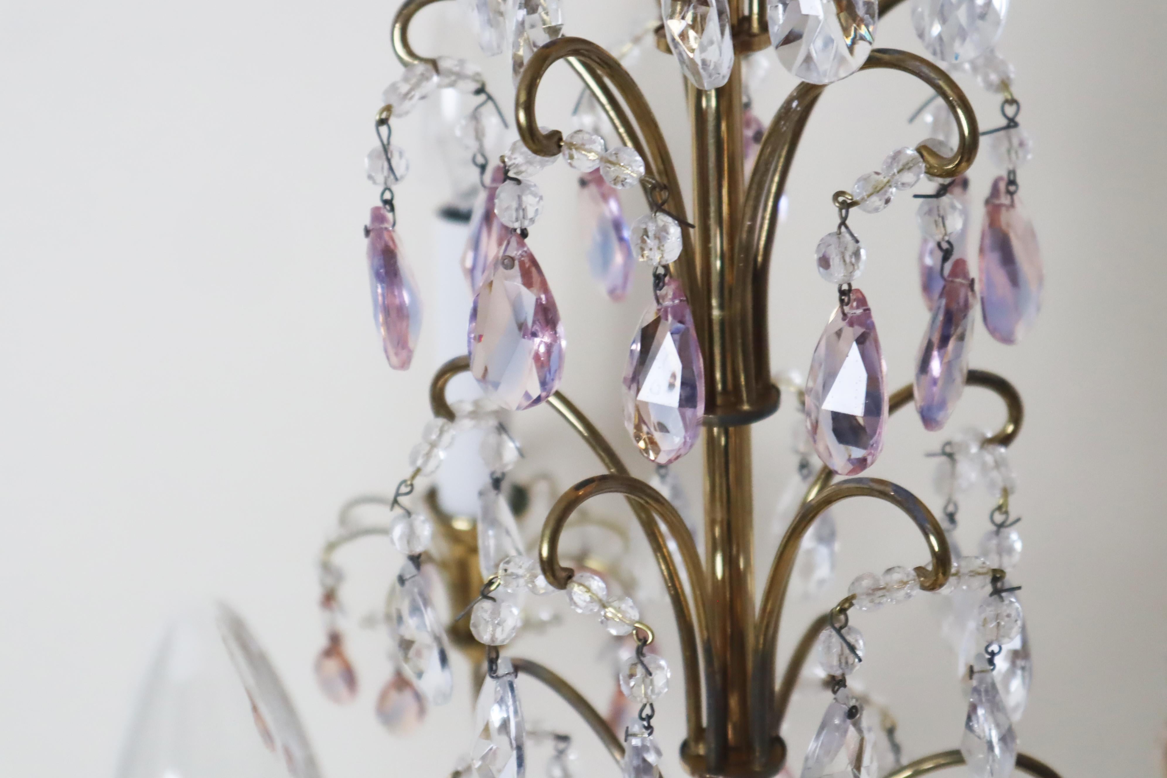 Fine XX secolo Lussuoso lampadario con cristalli rosa e viola e sfere di cristallo colorate di Palwa in vendita