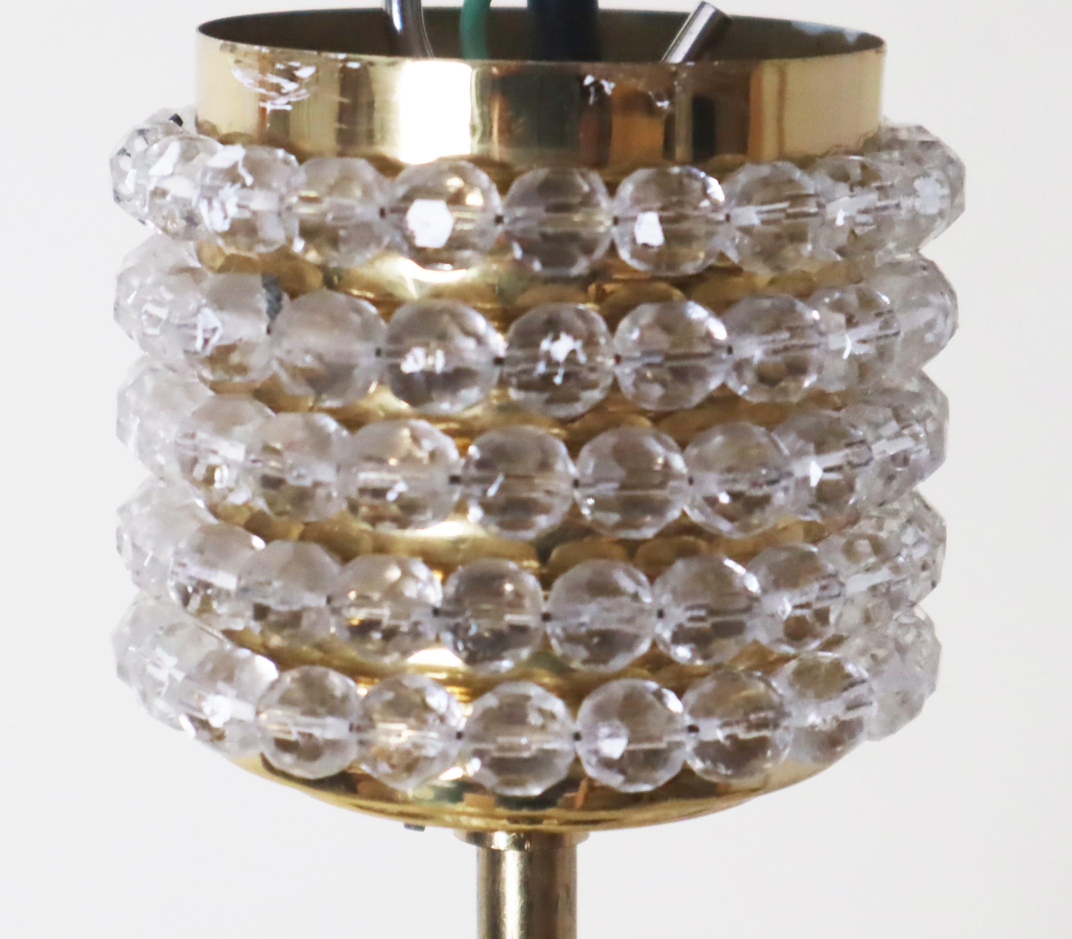 Placcato oro Lussuoso lampadario con cristalli rosa e viola e sfere di cristallo colorate di Palwa in vendita