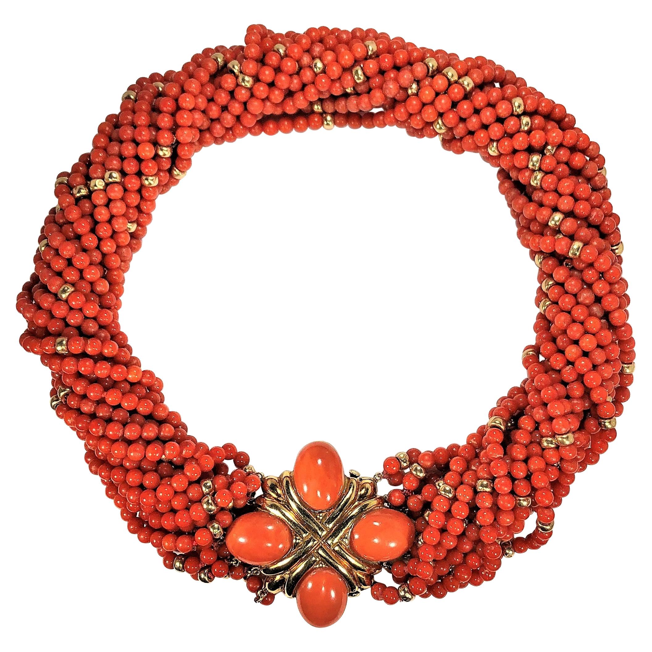 Luxueux collier ras du cou torsadé en or et corail orange vif