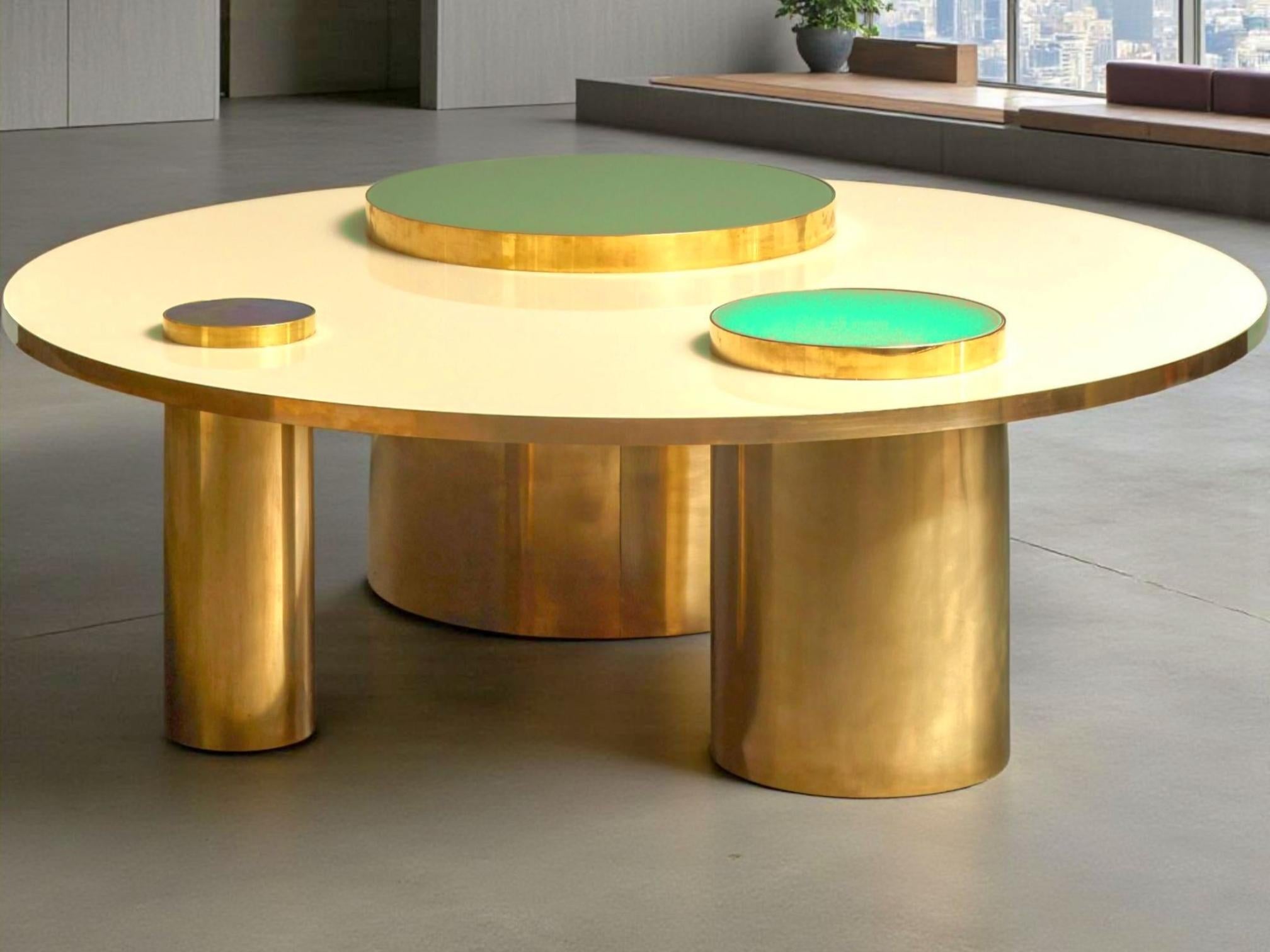 Table basse luxueuse fabriquée en Italie Laiton et verre Justfurnituress Design en vente 3