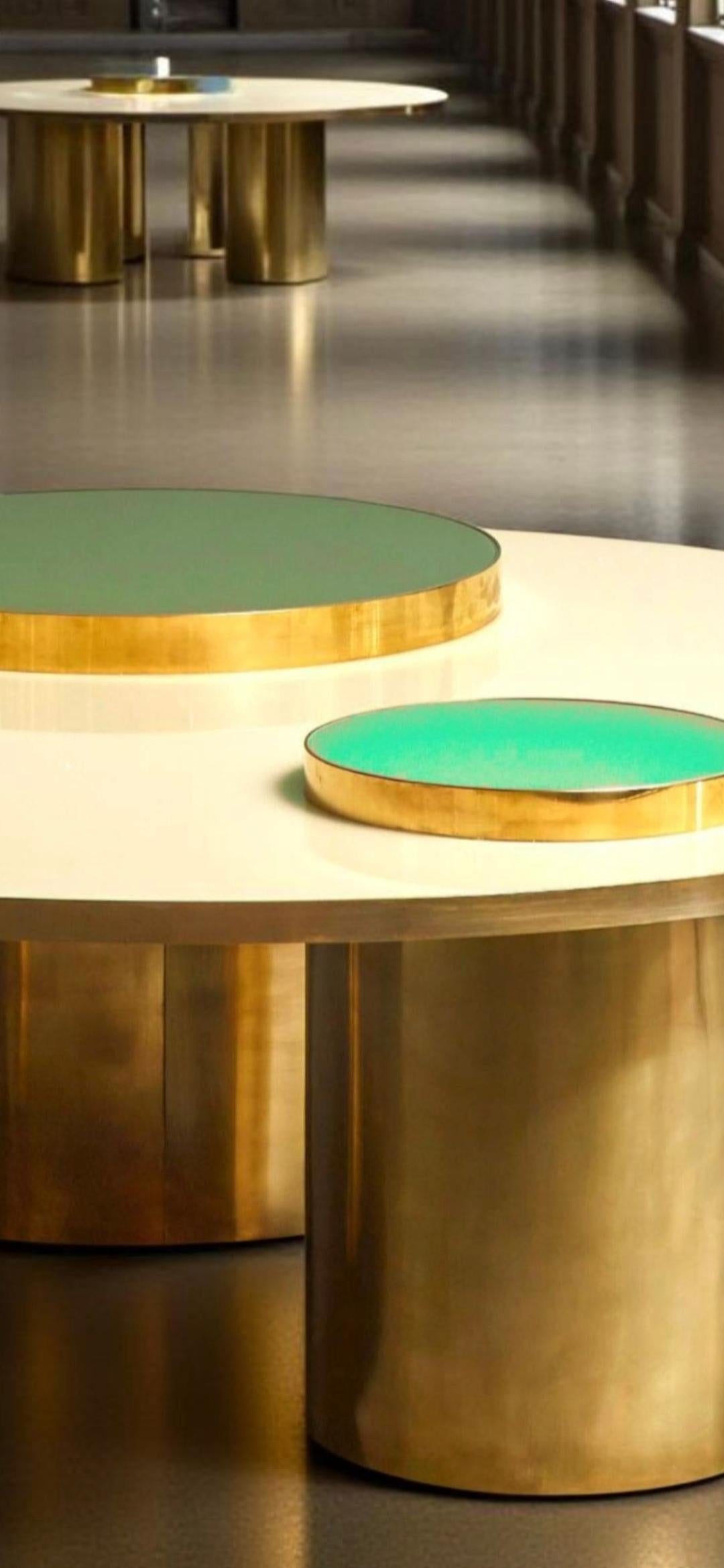 Table basse luxueuse fabriquée en Italie Laiton et verre Justfurnituress Design en vente 4