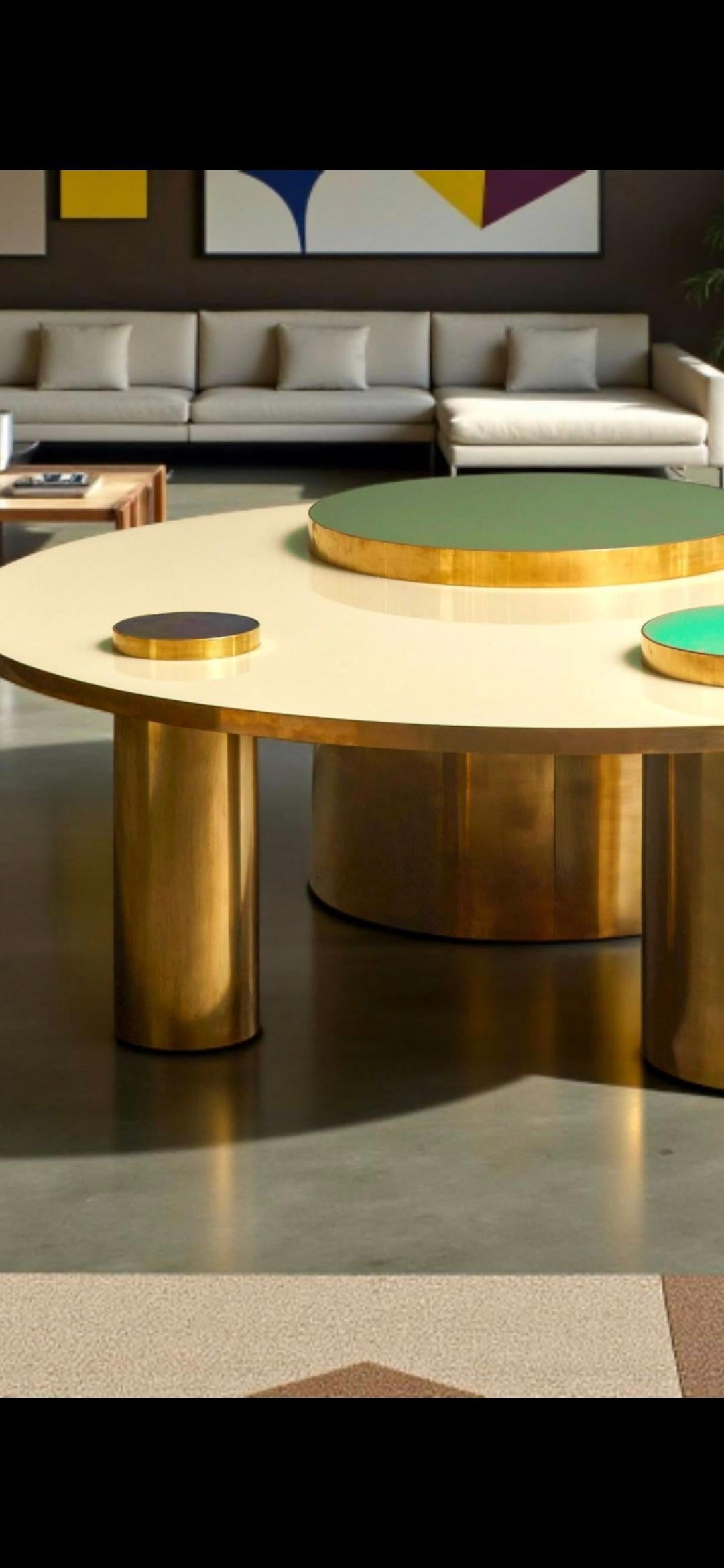 Table basse luxueuse fabriquée en Italie Laiton et verre Justfurnituress Design en vente 9