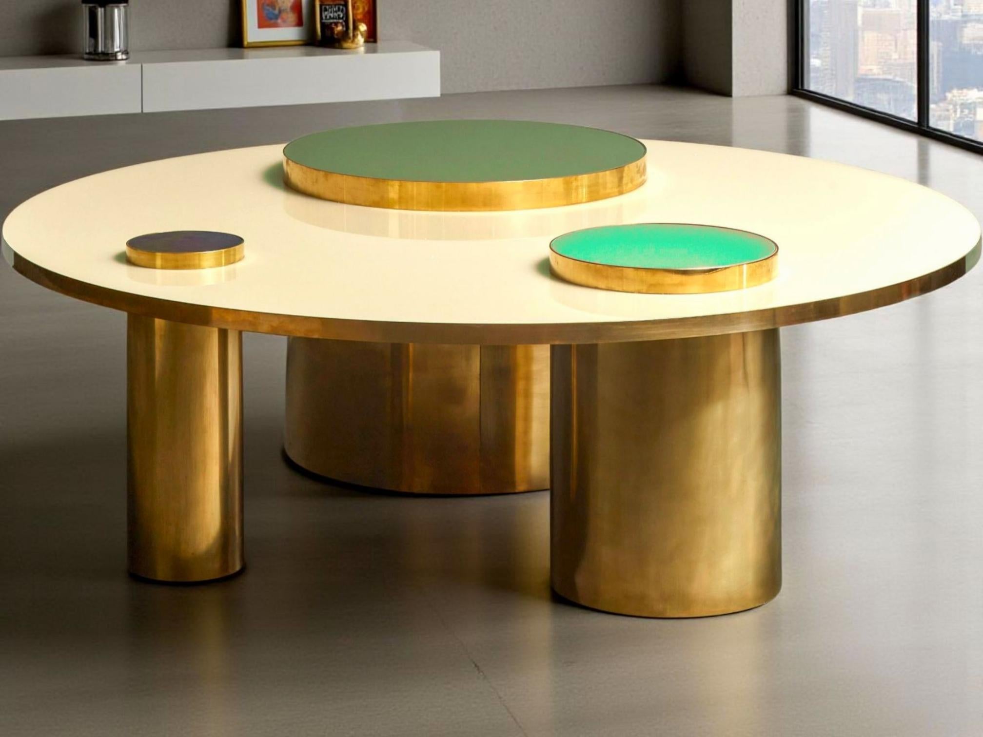 La soucoupe volante par JustFurnituress Designer (projet sur mesure, fait à la main en Italie)

Concept et présence
Une pièce-sculpture qui s'impose comme le point d'appui visuel d'un intérieur contemporain : monumentale sans être encombrante, elle