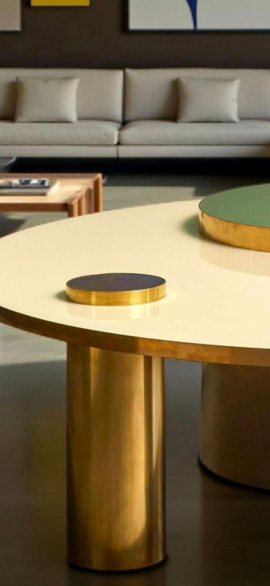 Contemporain Table basse luxueuse fabriquée en Italie Laiton et verre Justfurnituress Design en vente
