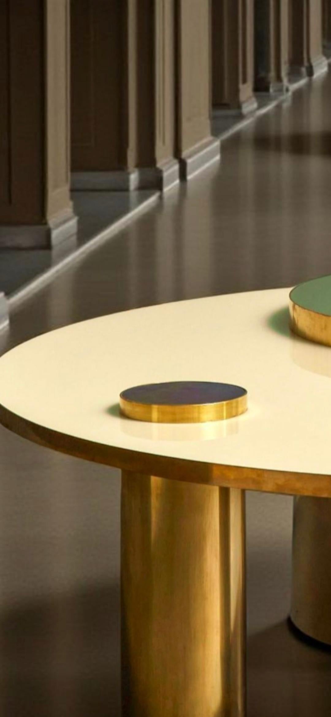 Table basse luxueuse fabriquée en Italie Laiton et verre Justfurnituress Design en vente 2