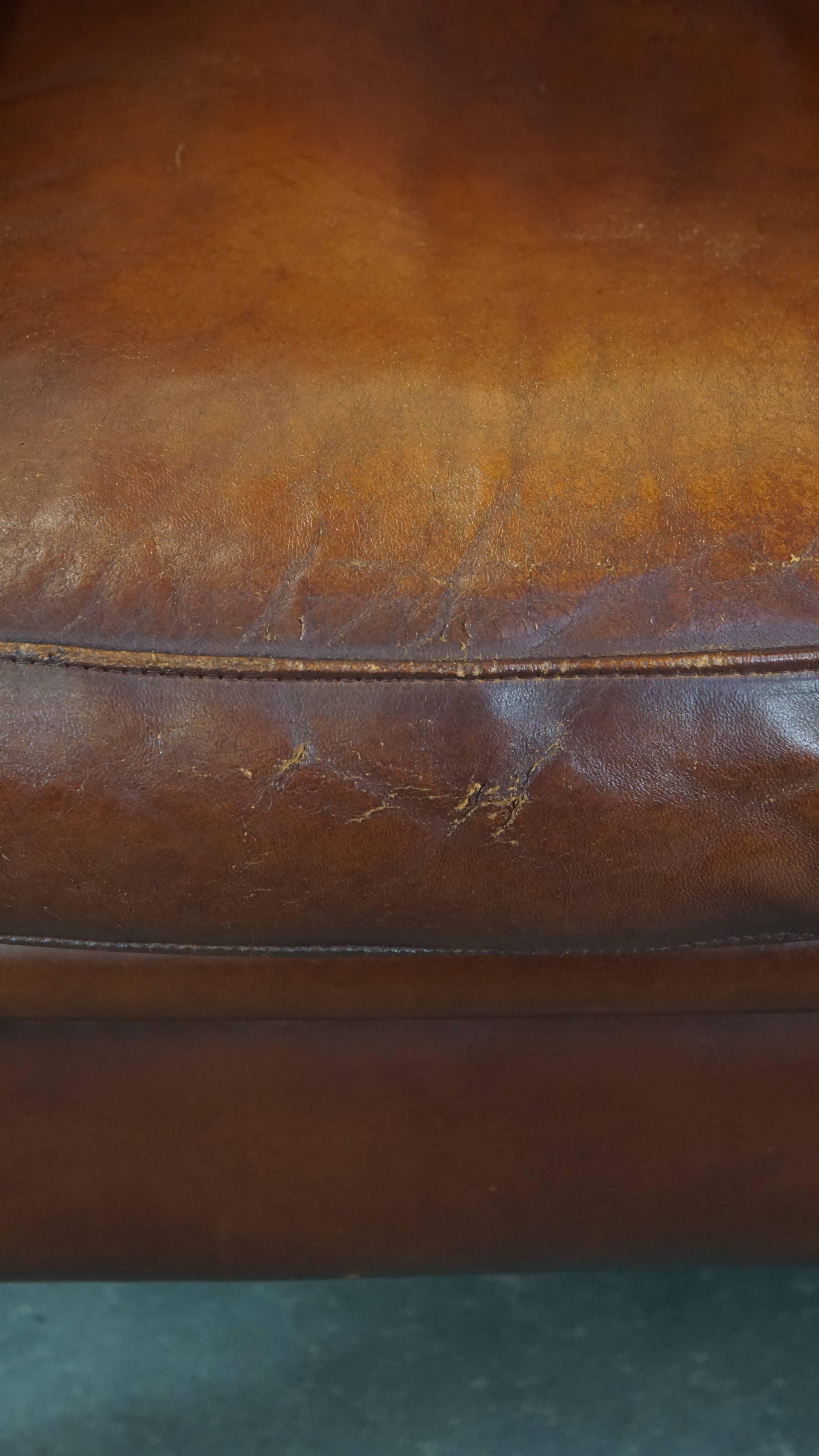 Luxuriöser cognacfarbener Schafsledersessel mit abgerundeten Formen, einzigartiges Design im Angebot 5