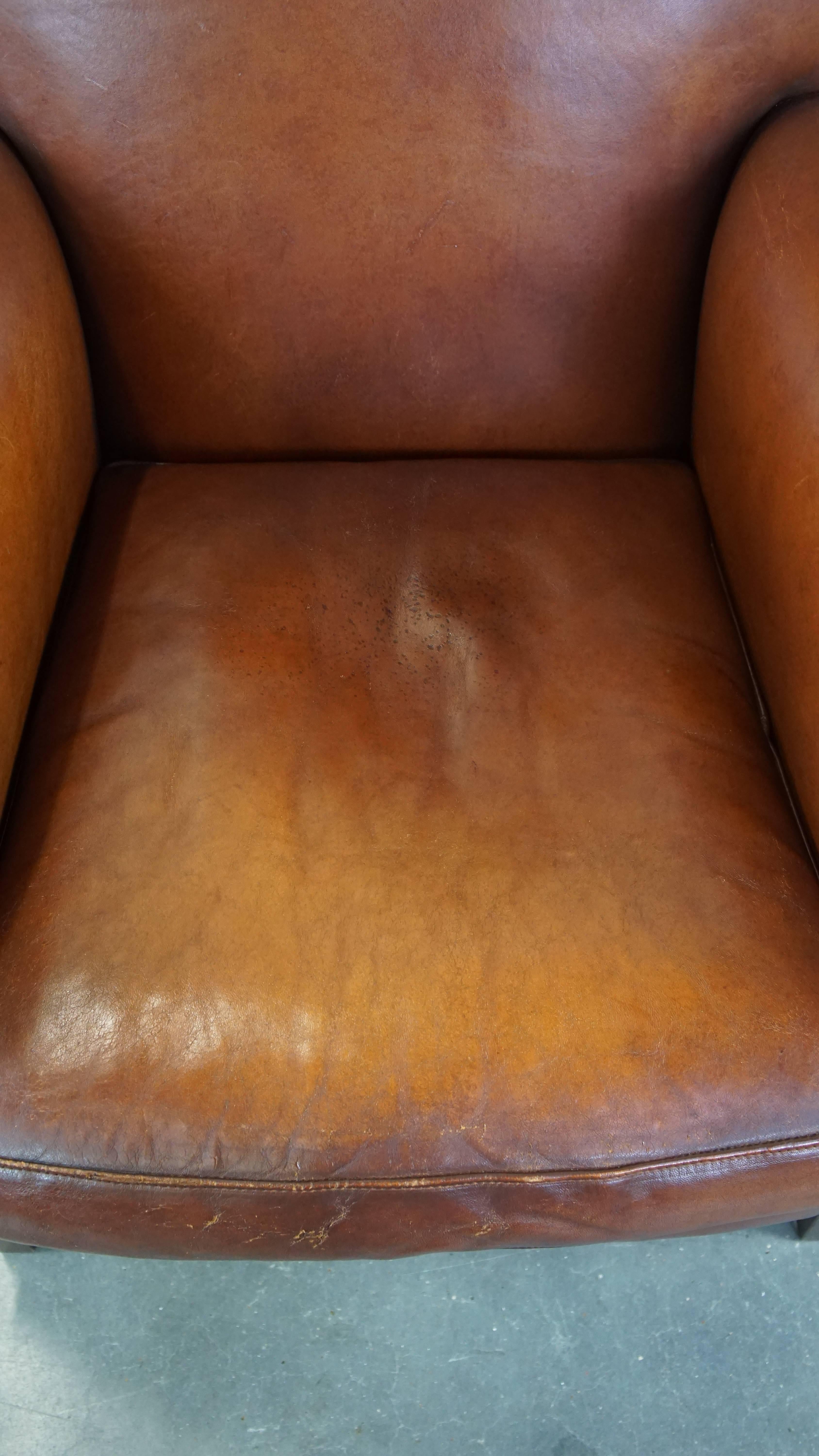 Luxuriöser cognacfarbener Schafsledersessel mit abgerundeten Formen, einzigartiges Design (Schaffell und Schafleder) im Angebot