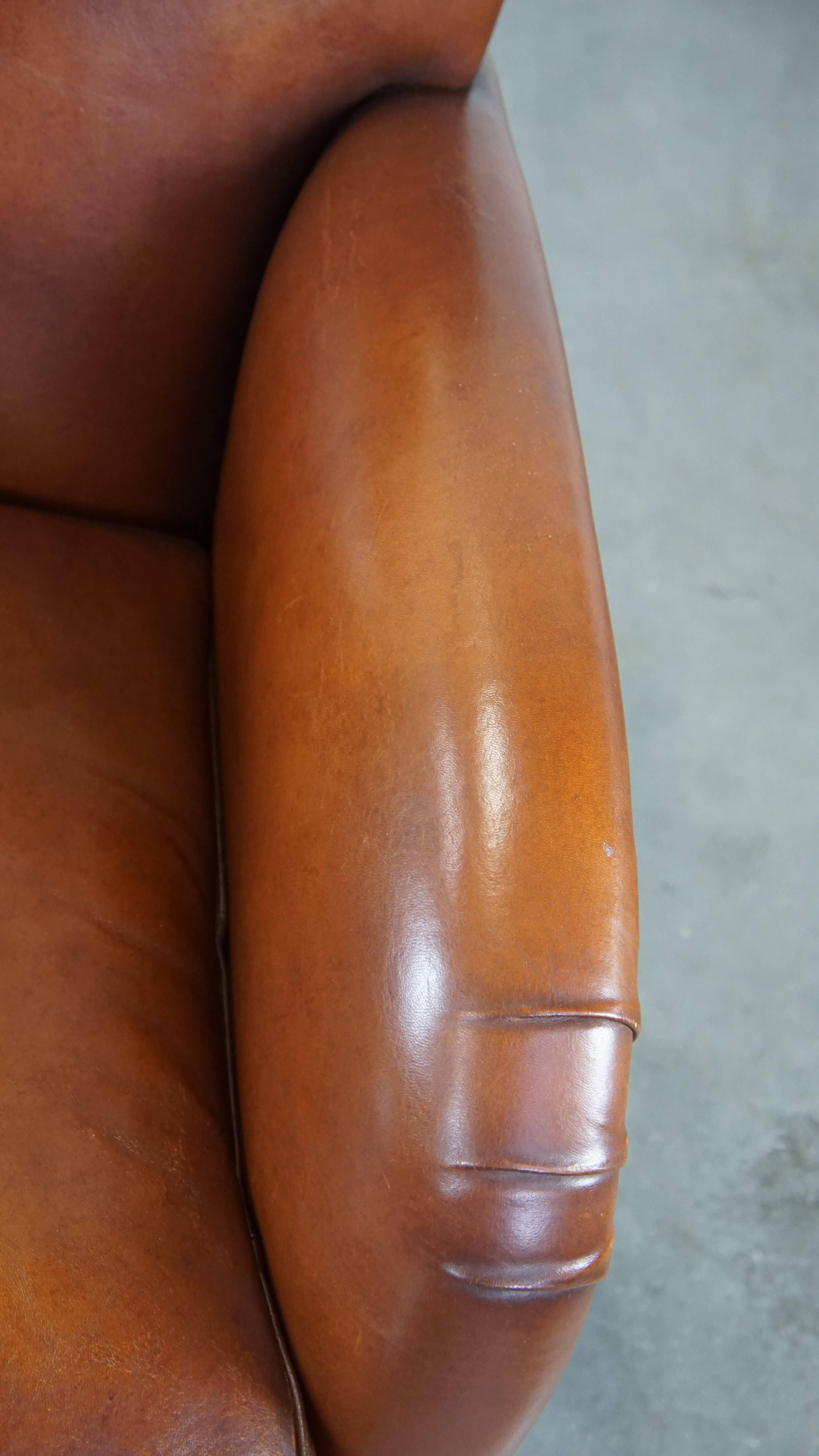 Luxuriöser cognacfarbener Schafsledersessel mit abgerundeten Formen, einzigartiges Design im Angebot 2